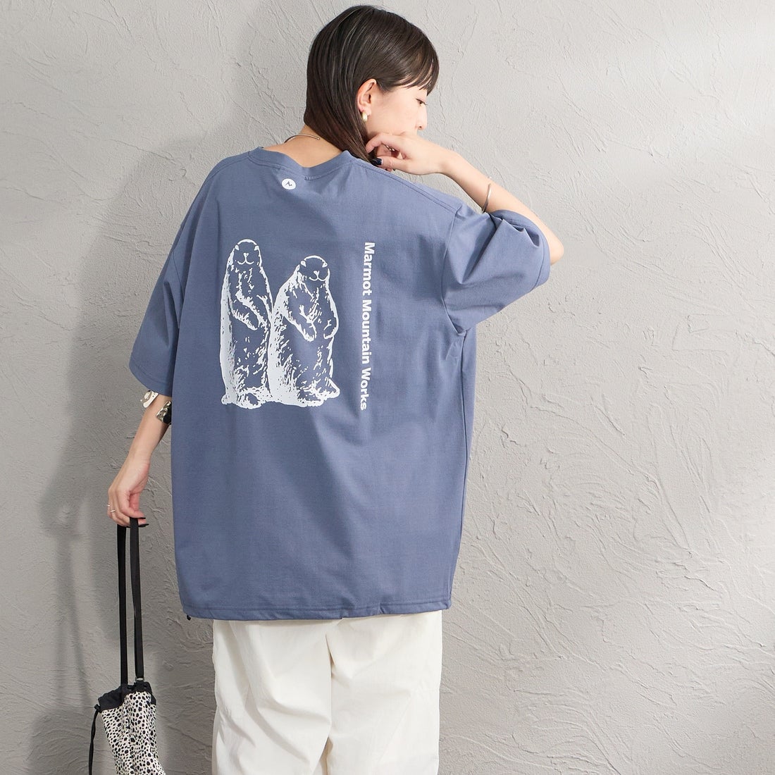 Marmot [マーモット] 別注 ドローコード付き マーモットバックプリントTシャツ [MTSS26MST335IN-JF] INDIGO &&モデル身長：150cm 着用サイズ：S&&