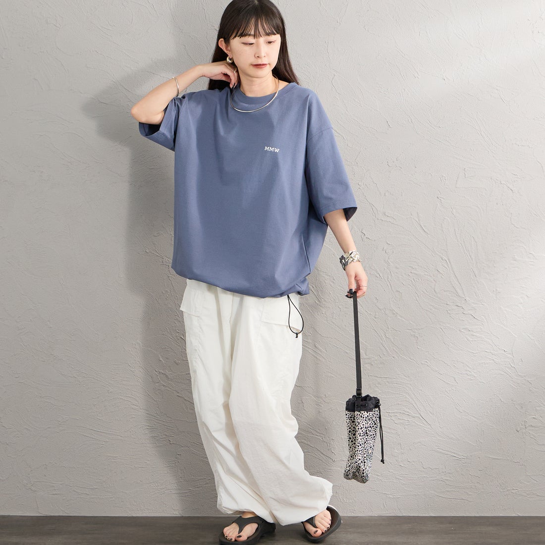 Marmot [マーモット] 別注 ドローコード付き マーモットバックプリントTシャツ [MTSS26MST335IN-JF] INDIGO &&モデル身長：150cm 着用サイズ：S&&