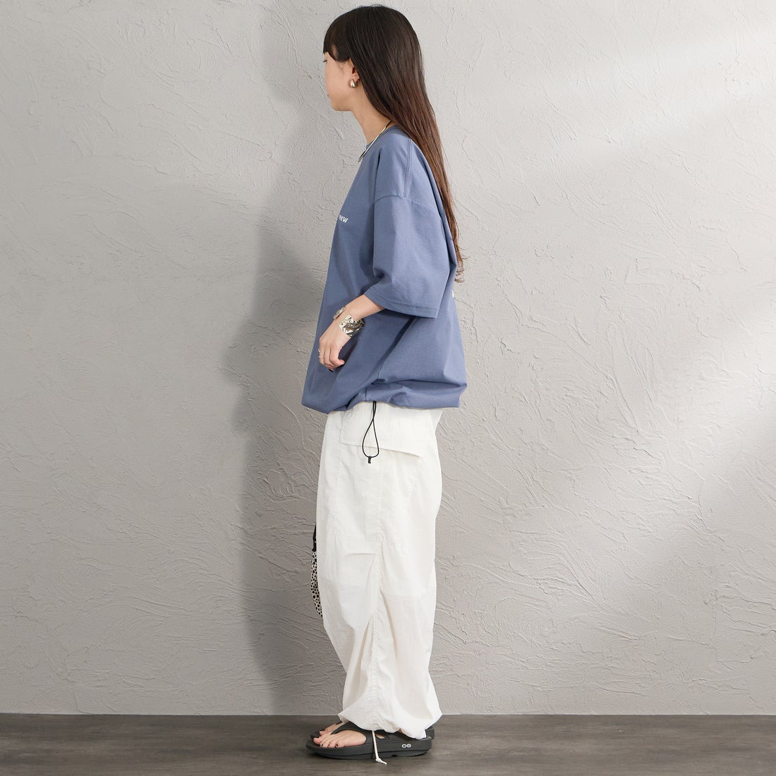 Marmot [マーモット] 別注 ドローコード付き マーモットバックプリントTシャツ [MTSS26MST335IN-JF] INDIGO &&モデル身長：150cm 着用サイズ：S&&