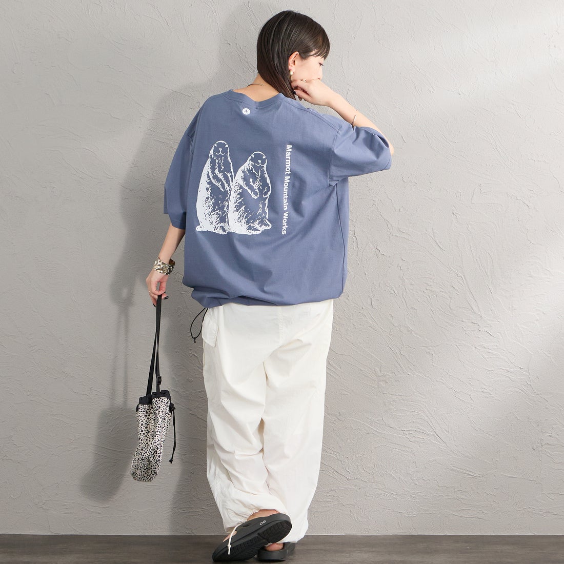 Marmot [マーモット] 別注 ドローコード付き マーモットバックプリントTシャツ [MTSS26MST335IN-JF] INDIGO &&モデル身長：150cm 着用サイズ：S&&