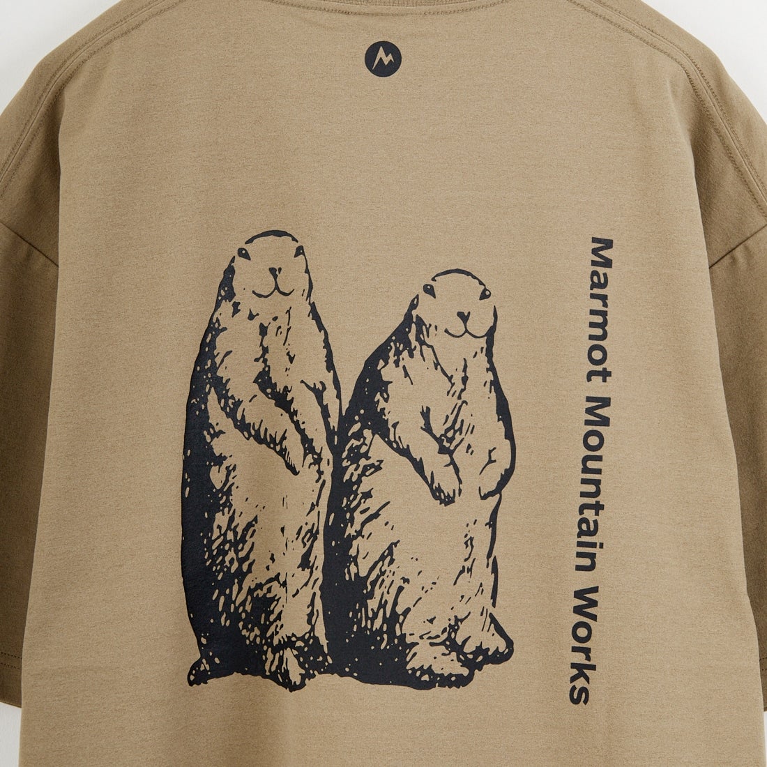 Marmot [マーモット] 別注 ドローコード付き マーモットバックプリントTシャツ [MTSS26MST335IN-JF] D.BEIGE