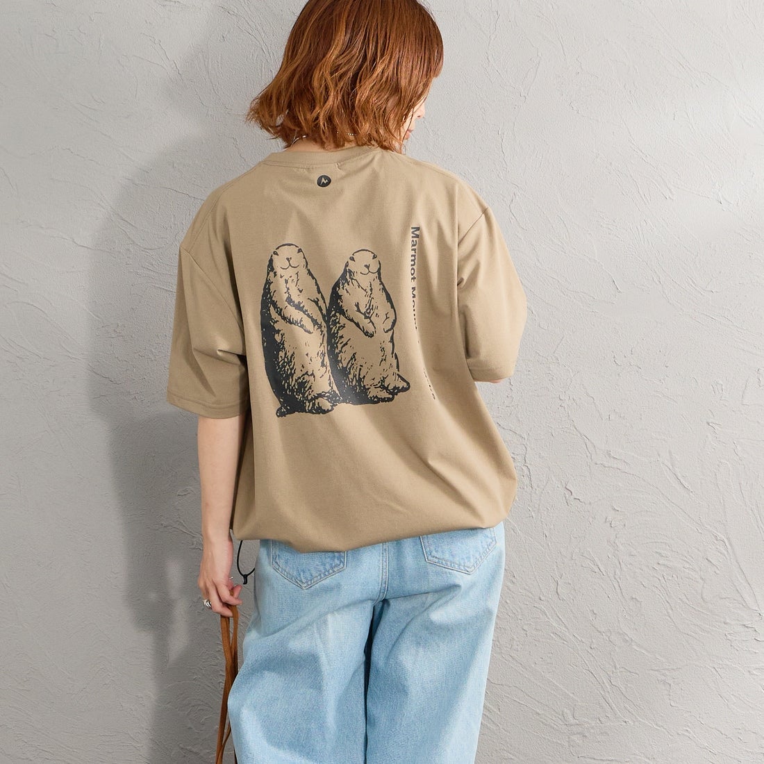 Marmot [マーモット] 別注 ドローコード付き マーモットバックプリントTシャツ [MTSS26MST335IN-JF] D.BEIGE &&モデル身長：158cm 着用サイズ：S&&