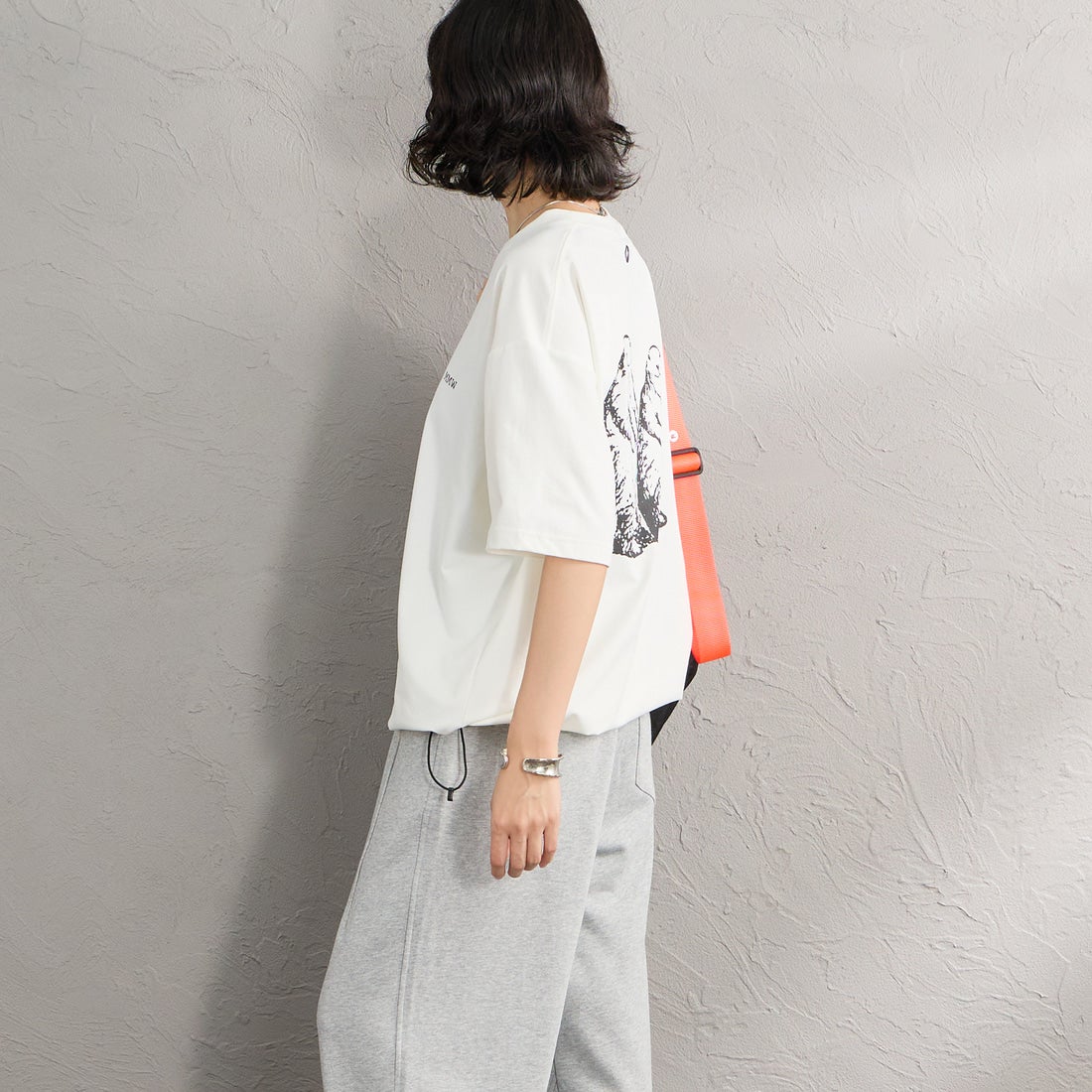 Marmot [マーモット] 別注 ドローコード付き マーモットバックプリントTシャツ [MTSS26MST335IN-JF] WHITE &&モデル身長：162cm 着用サイズ：S&&