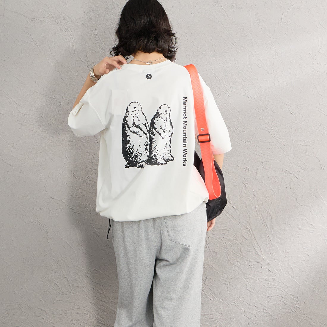 Marmot [マーモット] 別注 ドローコード付き マーモットバックプリントTシャツ [MTSS26MST335IN-JF] WHITE &&モデル身長：162cm 着用サイズ：S&&