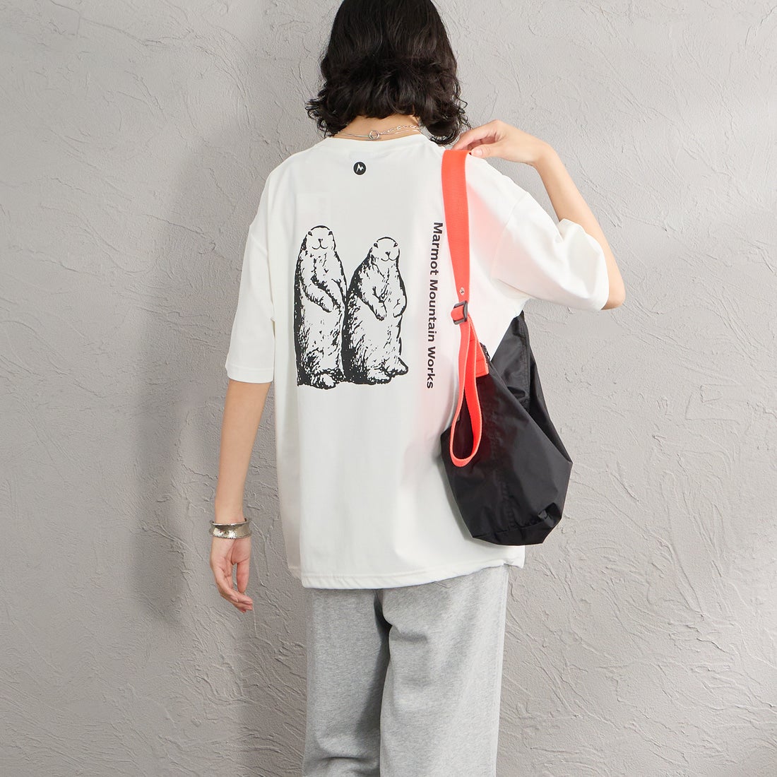 Marmot [マーモット] 別注 ドローコード付き マーモットバックプリントTシャツ [MTSS26MST335IN-JF] WHITE &&モデル身長：162cm 着用サイズ：S&&