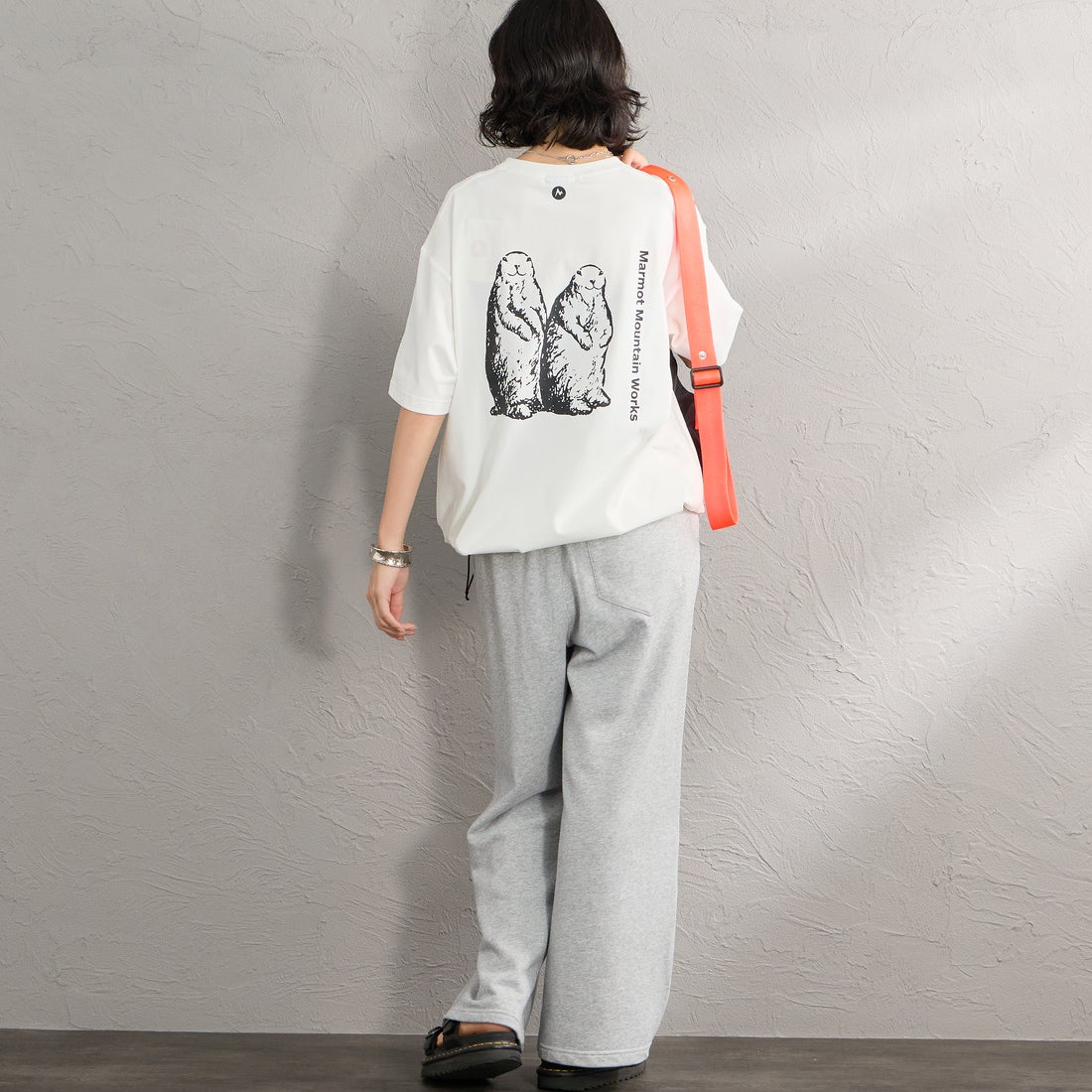 Marmot [マーモット] 別注 ドローコード付き マーモットバックプリントTシャツ [MTSS26MST335IN-JF] WHITE &&モデル身長：162cm 着用サイズ：S&&