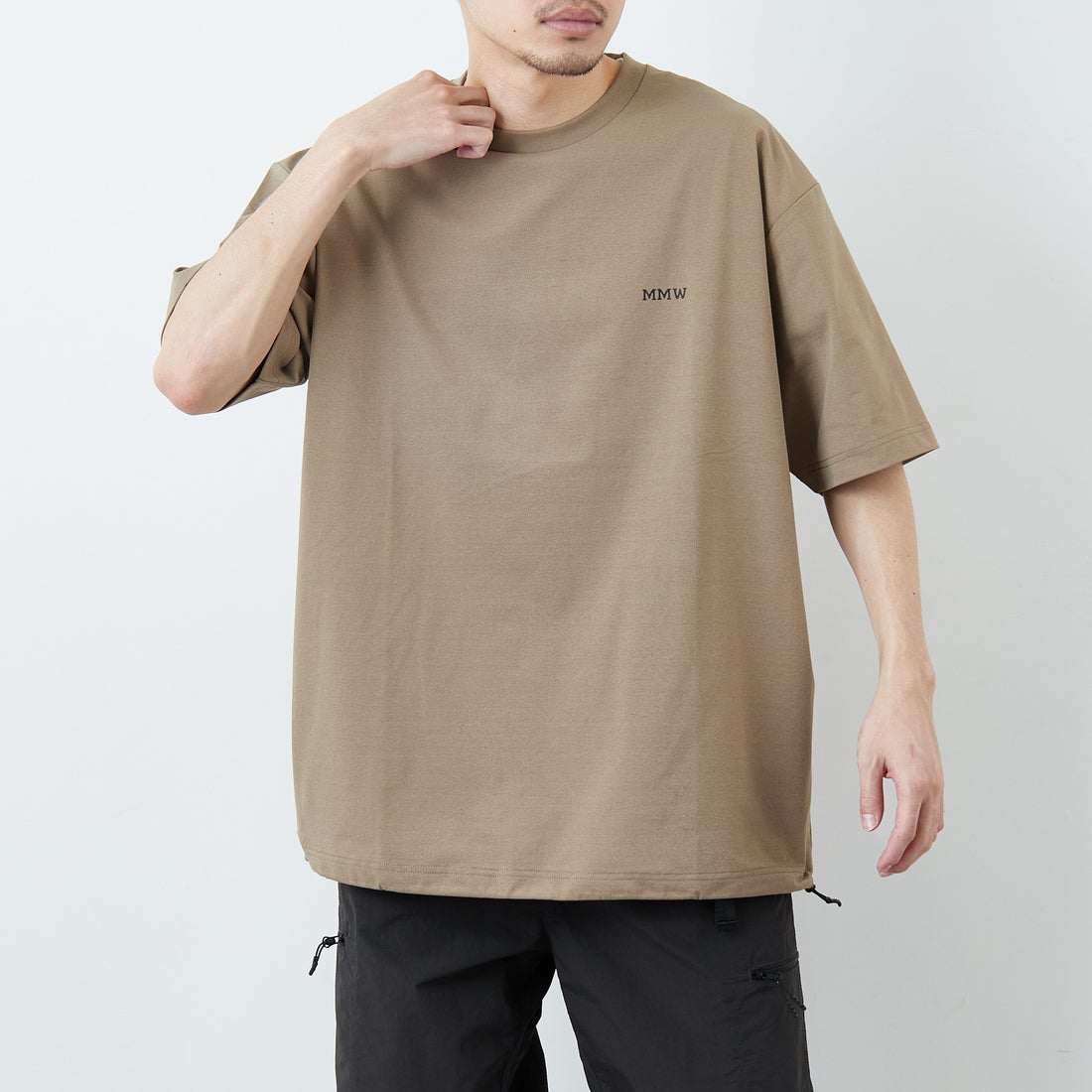 Marmot [マーモット] 別注 ドローコード付き マーモットバックプリントTシャツ [MTSS26MST335IN-JF] D.BEIGE &&モデル身長：168cm 着用サイズ：L&&