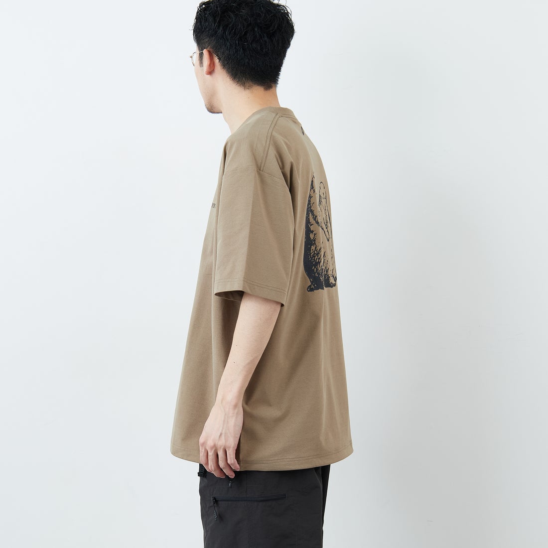 Marmot [マーモット] 別注 ドローコード付き マーモットバックプリントTシャツ [MTSS26MST335IN-JF] D.BEIGE &&モデル身長：168cm 着用サイズ：L&&