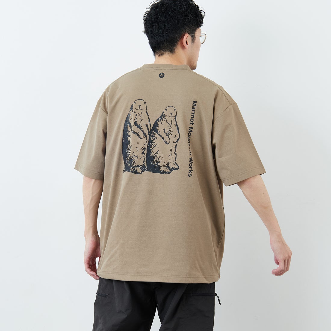 Marmot [マーモット] 別注 ドローコード付き マーモットバックプリントTシャツ [MTSS26MST335IN-JF] D.BEIGE &&モデル身長：168cm 着用サイズ：L&&