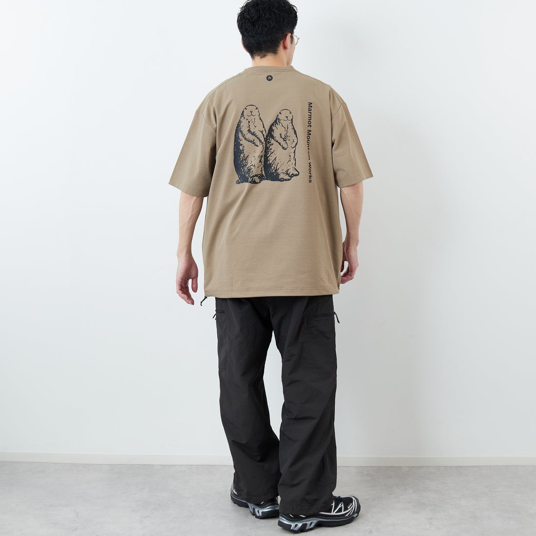 Marmot [マーモット] 別注 ドローコード付き マーモットバックプリントTシャツ [MTSS26MST335IN-JF] D.BEIGE &&モデル身長：168cm 着用サイズ：L&&