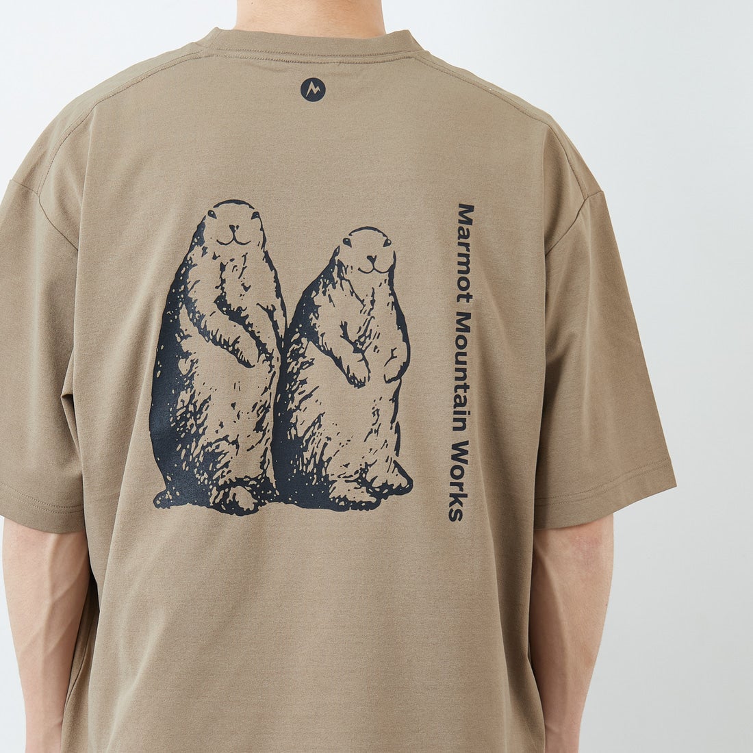 Marmot [マーモット] 別注 ドローコード付き マーモットバックプリントTシャツ [MTSS26MST335IN-JF] D.BEIGE