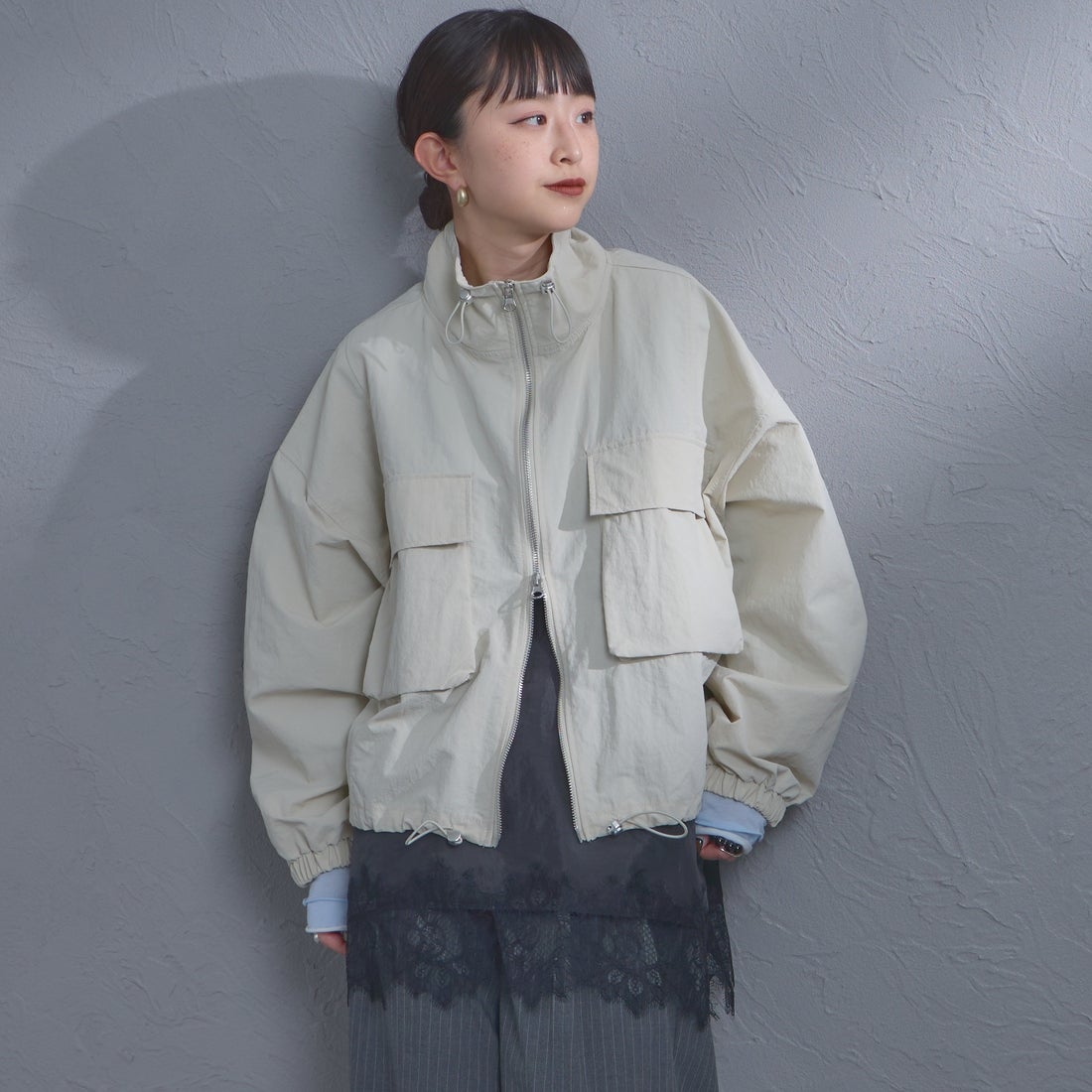 nenom [ネノム] ドローコード付 ハイネック ナイロンショートブルゾン [NE26312011] 21 IVORY &&モデル身長：150cm 着用サイズ：F&&