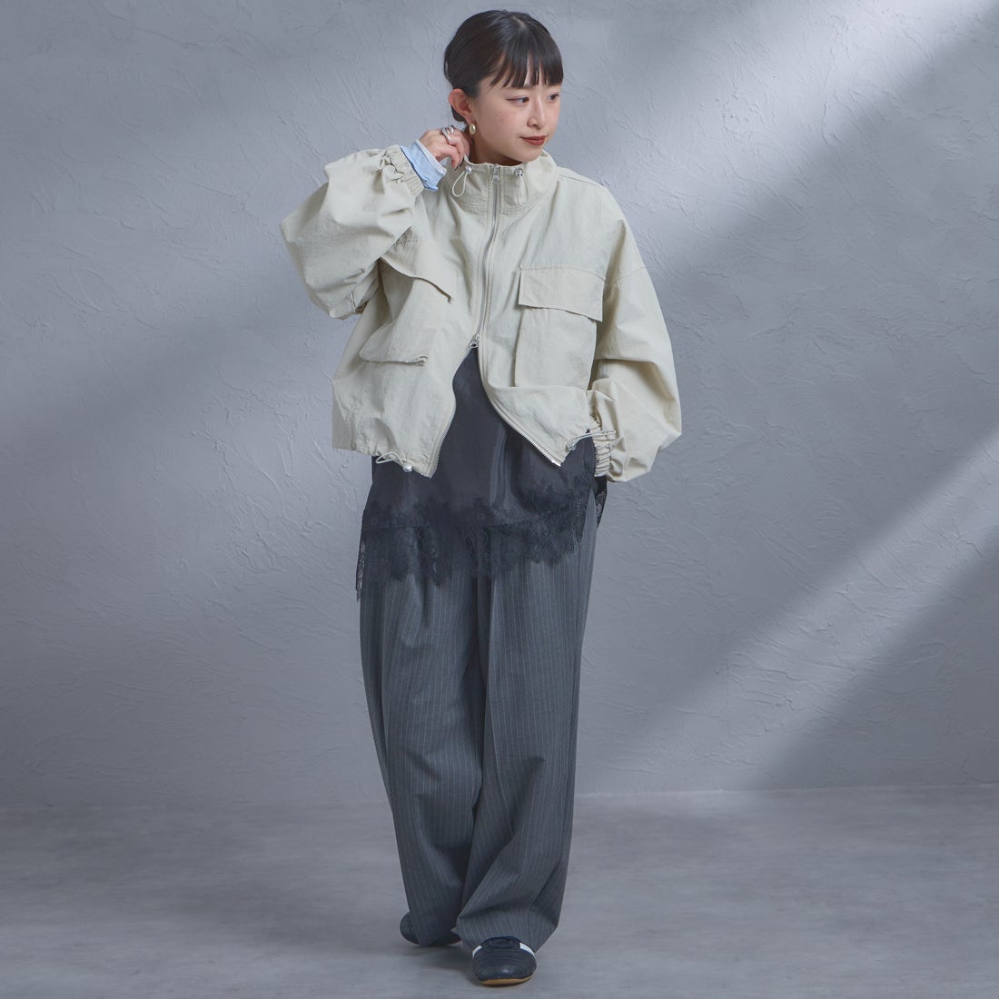 nenom [ネノム] ドローコード付 ハイネック ナイロンショートブルゾン [NE26312011] 21 IVORY &&モデル身長：150cm 着用サイズ：F&&