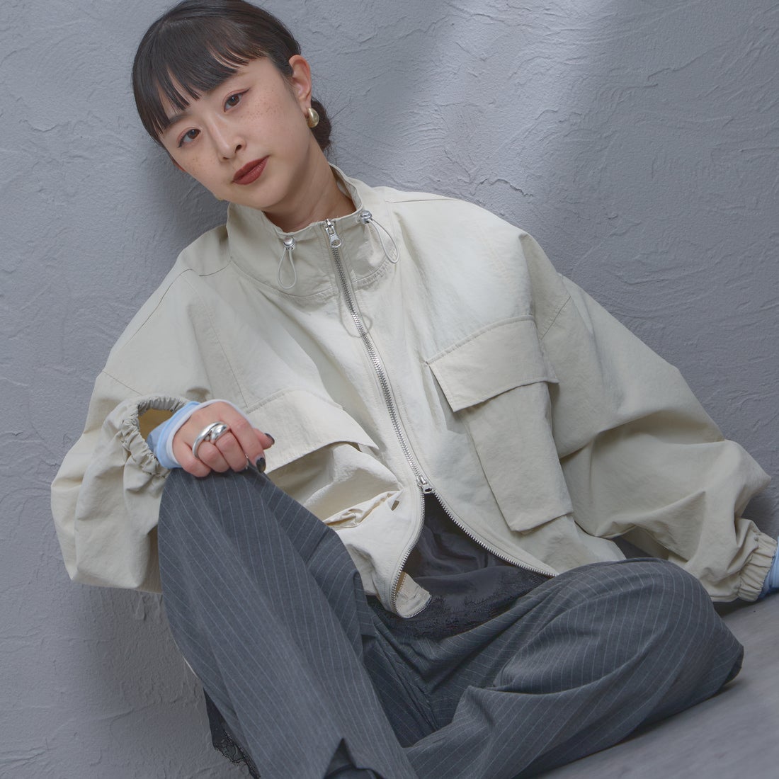 nenom [ネノム] ドローコード付 ハイネック ナイロンショートブルゾン [NE26312011] 21 IVORY &&モデル身長：150cm 着用サイズ：F&&