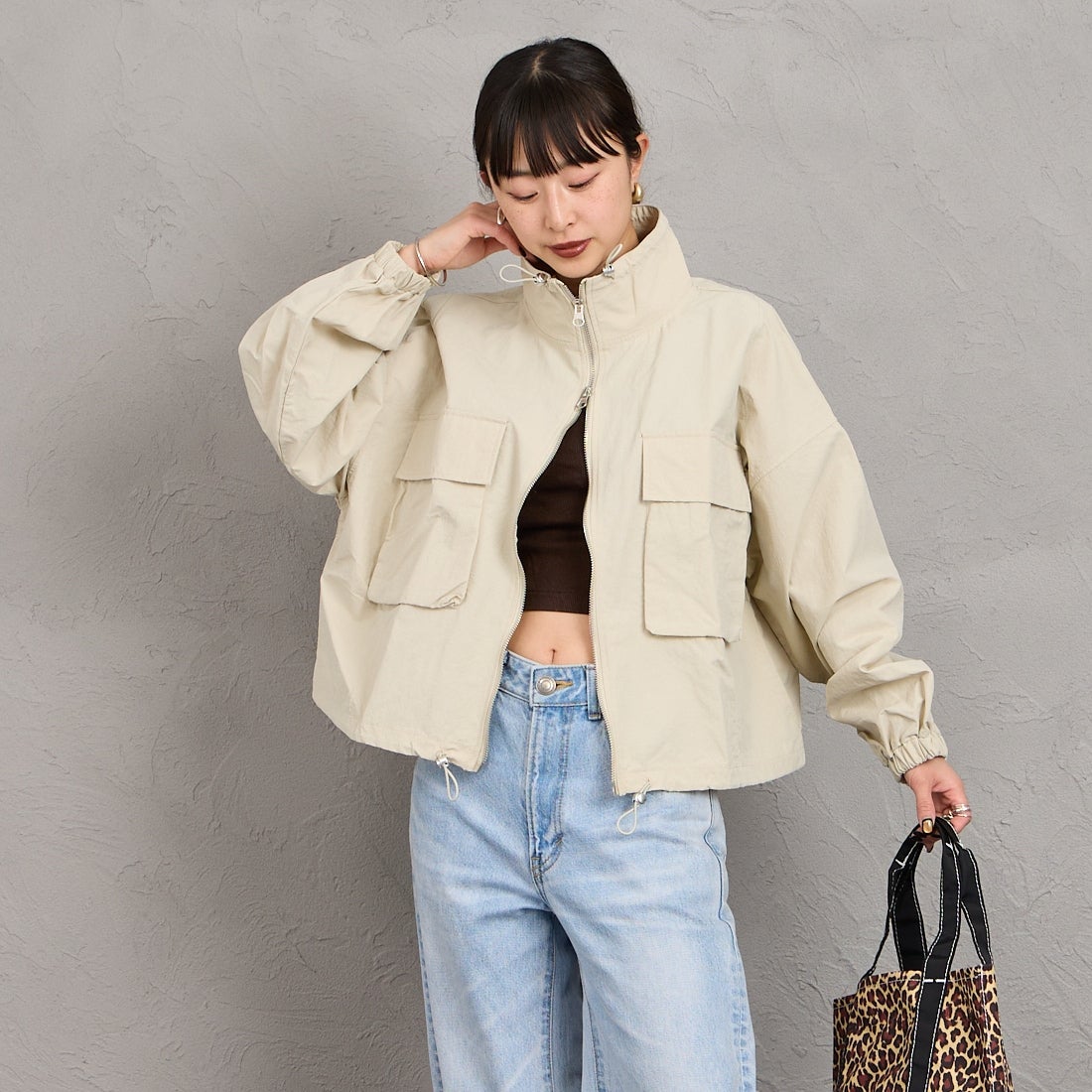 nenom [ネノム] ドローコード付 ハイネック ナイロンショートブルゾン [NE26312011] 21 IVORY &&モデル身長：150cm 着用サイズ：F&&