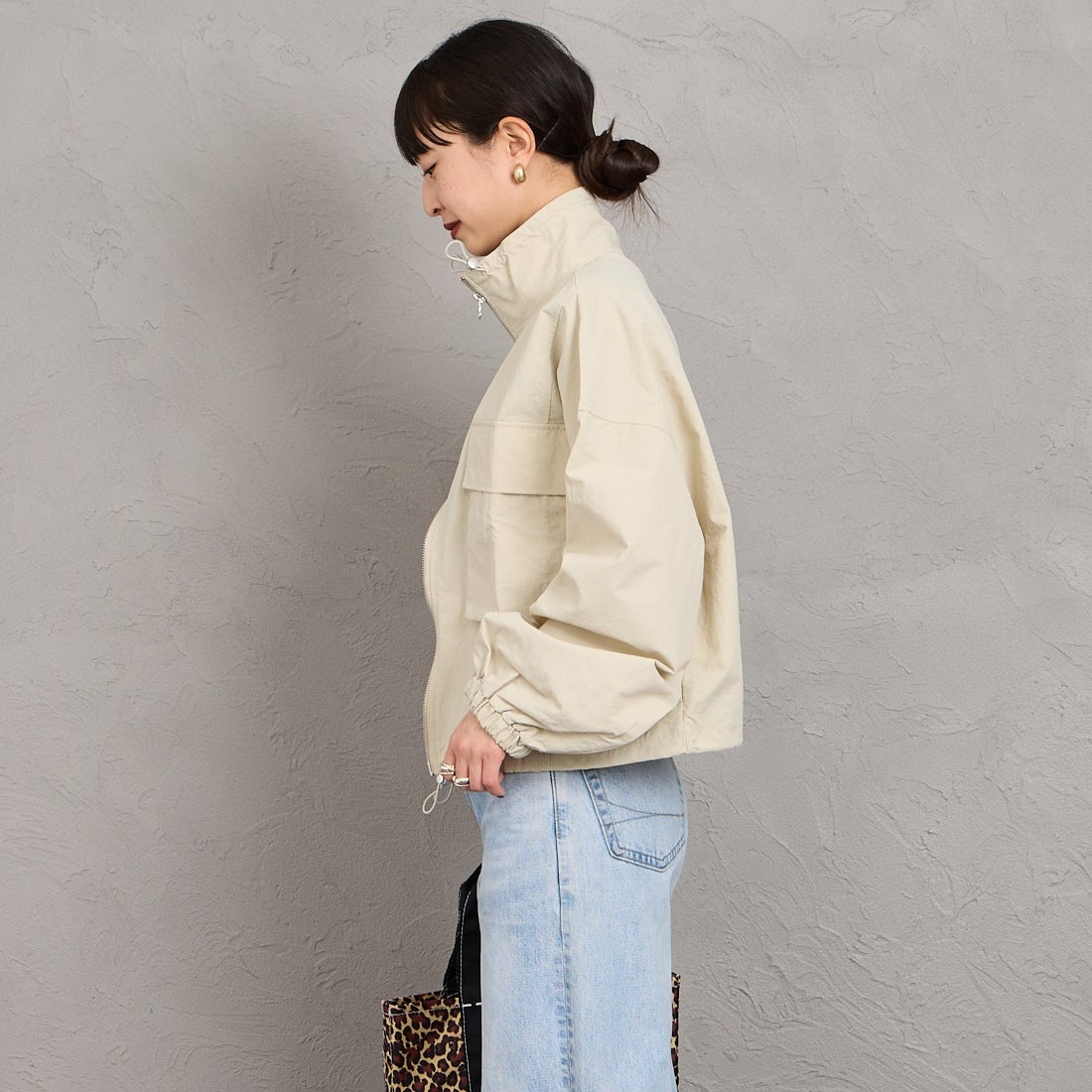 nenom [ネノム] ドローコード付 ハイネック ナイロンショートブルゾン [NE26312011] 21 IVORY &&モデル身長：150cm 着用サイズ：F&&