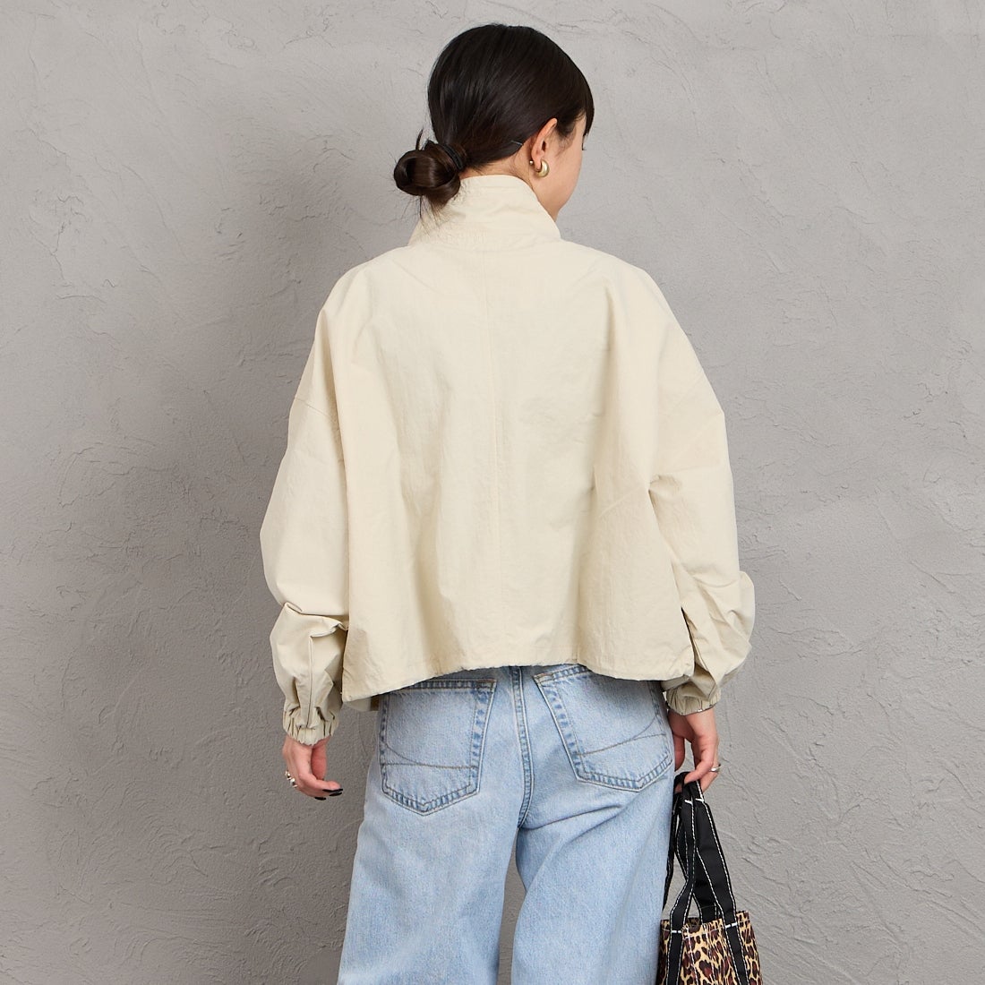 nenom [ネノム] ドローコード付 ハイネック ナイロンショートブルゾン [NE26312011] 21 IVORY &&モデル身長：150cm 着用サイズ：F&&