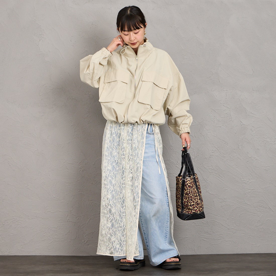 nenom [ネノム] ドローコード付 ハイネック ナイロンショートブルゾン [NE26312011] 21 IVORY &&モデル身長：150cm 着用サイズ：F&&