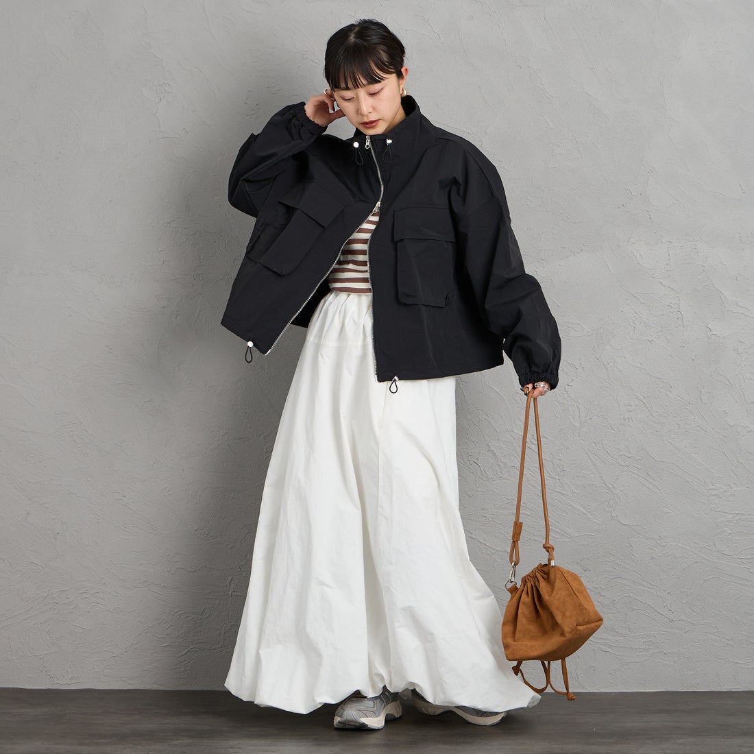 nenom [ネノム] ドローコード付 ハイネック ナイロンショートブルゾン [NE26312011] 09 BLACK &&モデル身長：150cm 着用サイズ：F&&