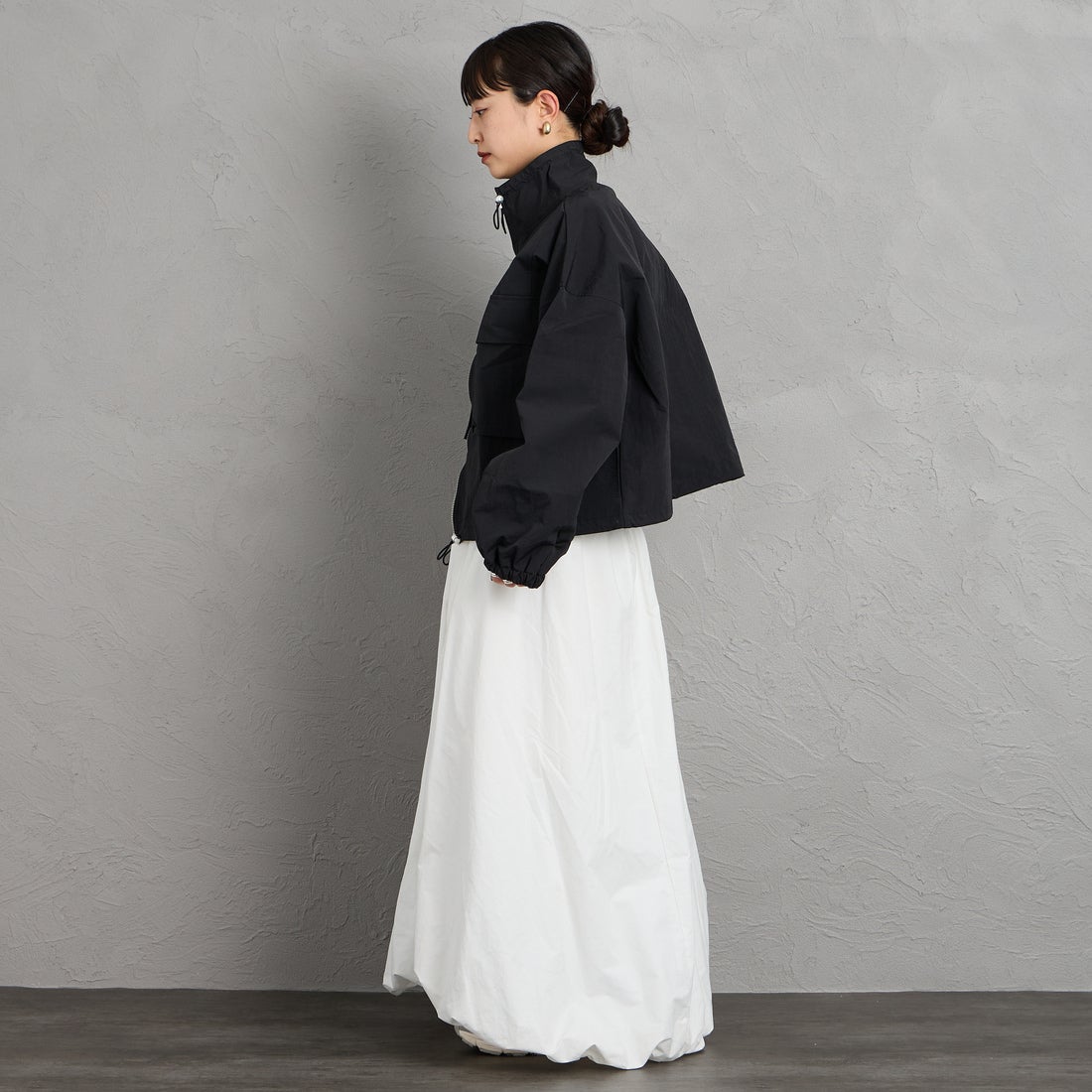 nenom [ネノム] ドローコード付 ハイネック ナイロンショートブルゾン [NE26312011] 09 BLACK &&モデル身長：150cm 着用サイズ：F&&