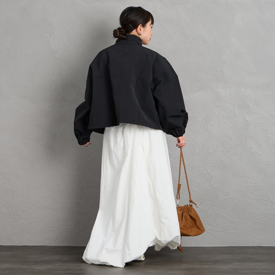 nenom [ネノム] ドローコード付 ハイネック ナイロンショートブルゾン [NE26312011] 09 BLACK &&モデル身長：150cm 着用サイズ：F&&