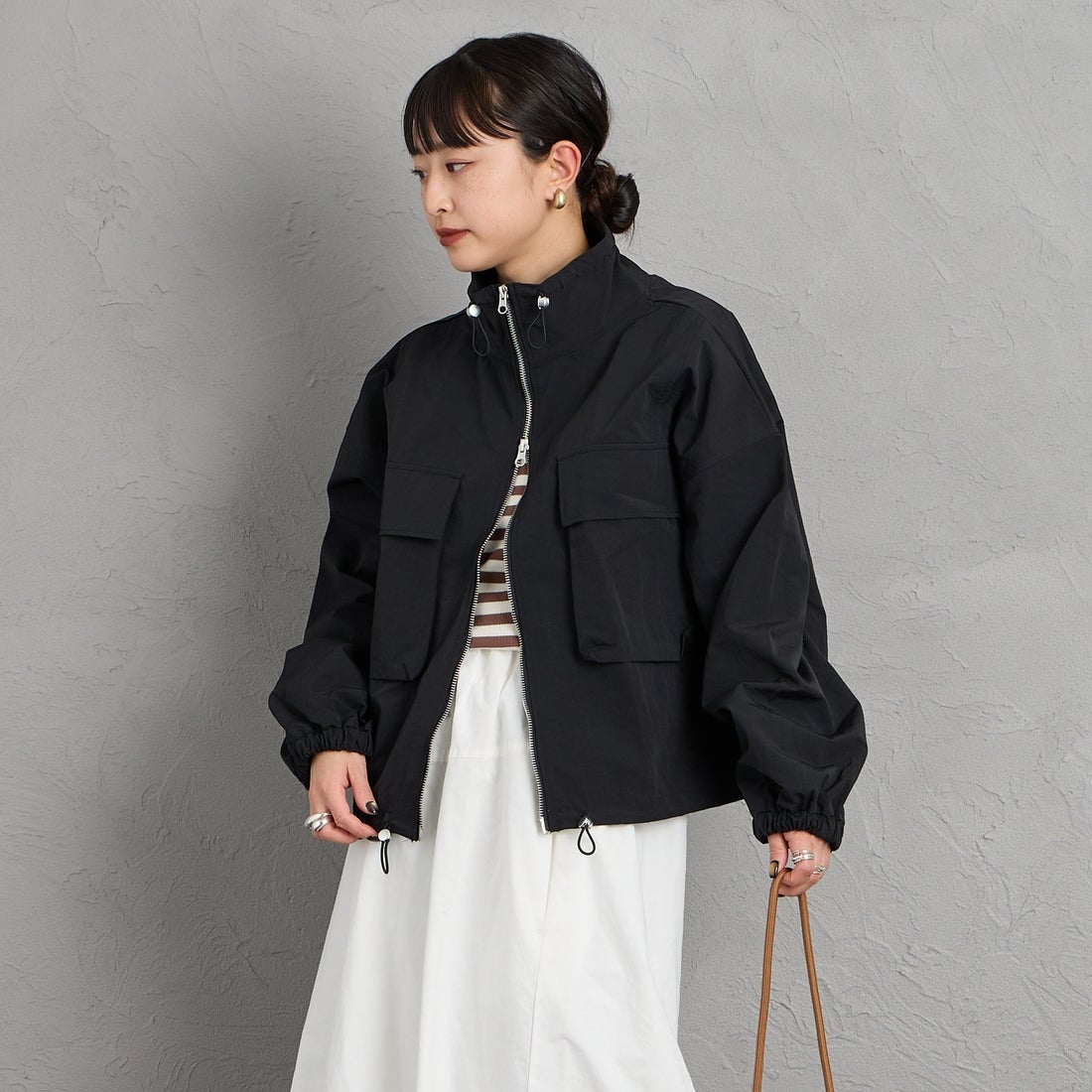 nenom [ネノム] ドローコード付 ハイネック ナイロンショートブルゾン [NE26312011] 09 BLACK &&モデル身長：150cm 着用サイズ：F&&