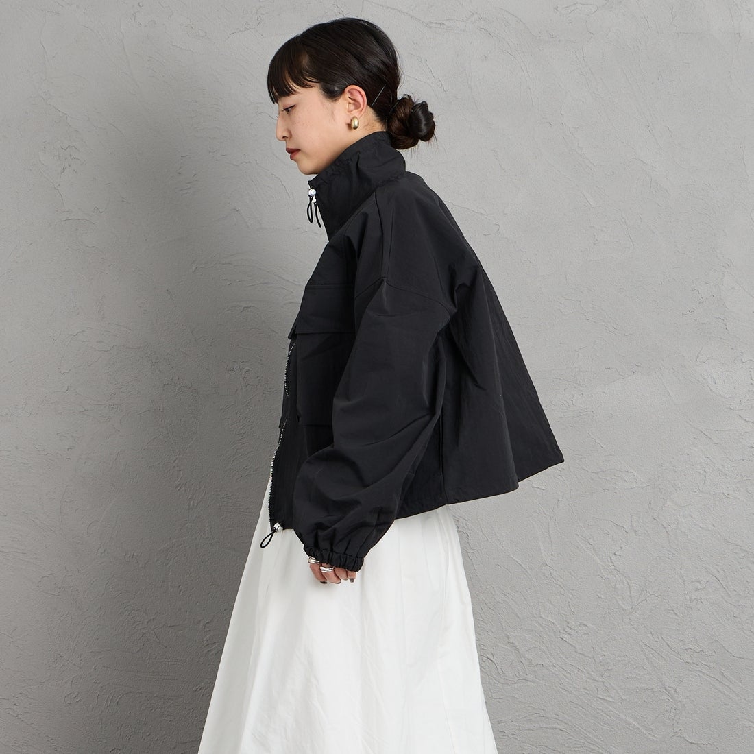 nenom [ネノム] ドローコード付 ハイネック ナイロンショートブルゾン [NE26312011] 09 BLACK &&モデル身長：150cm 着用サイズ：F&&