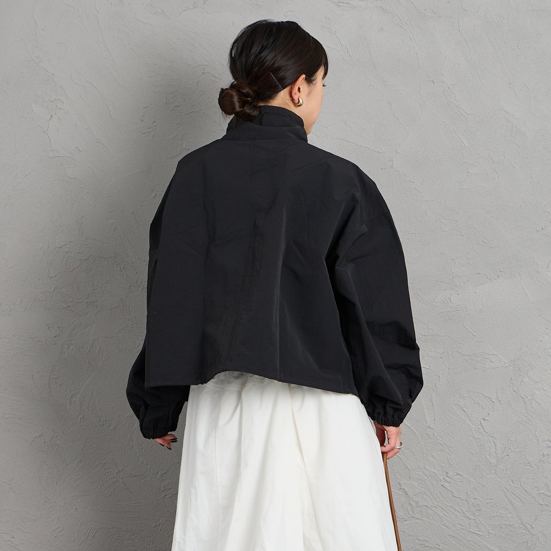 nenom [ネノム] ドローコード付 ハイネック ナイロンショートブルゾン [NE26312011] 09 BLACK &&モデル身長：150cm 着用サイズ：F&&