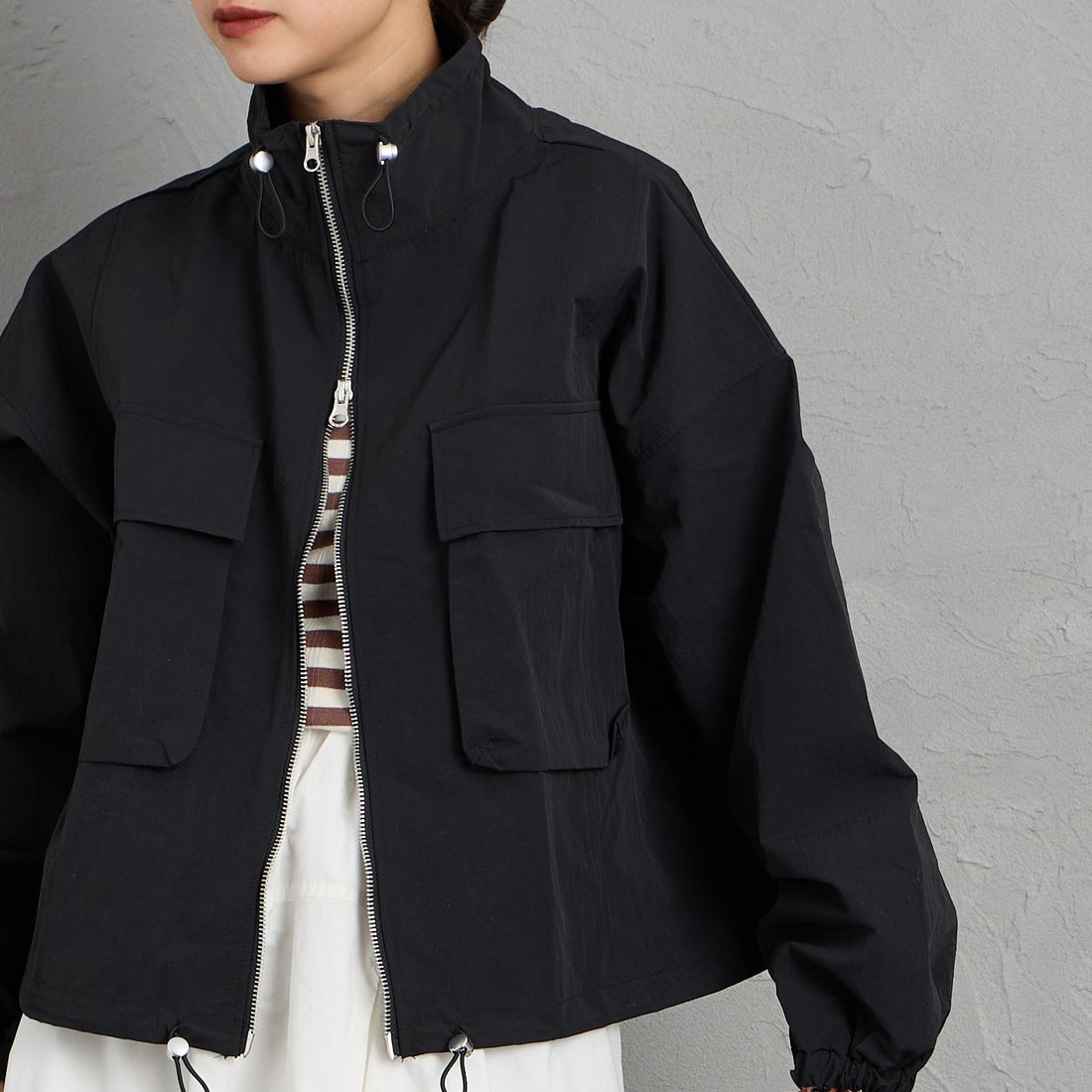 nenom [ネノム] ドローコード付 ハイネック ナイロンショートブルゾン [NE26312011] 09 BLACK &&モデル身長：150cm 着用サイズ：F&&