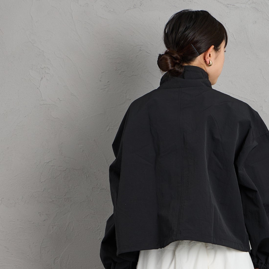 nenom [ネノム] ドローコード付 ハイネック ナイロンショートブルゾン [NE26312011] 09 BLACK &&モデル身長：150cm 着用サイズ：F&&