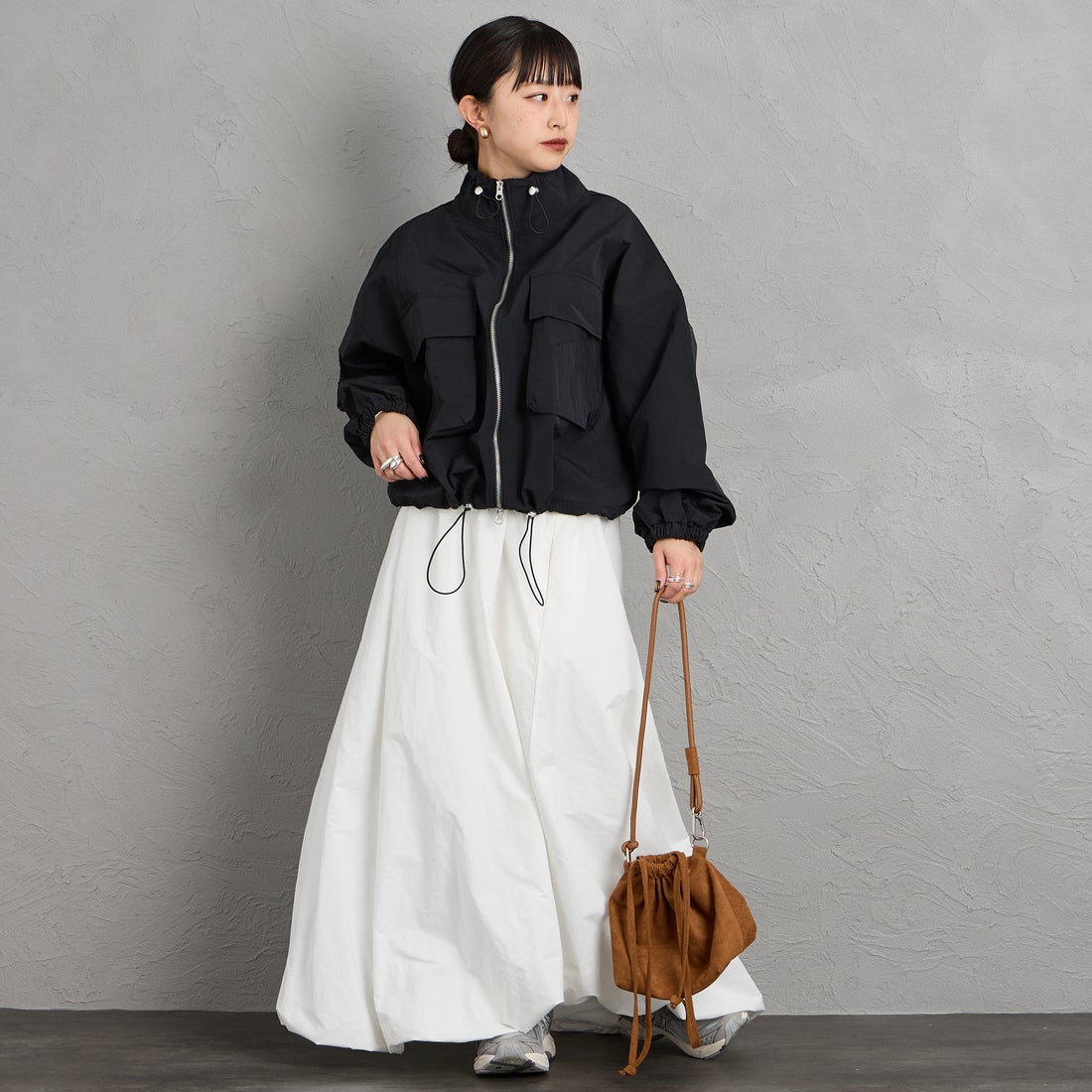 nenom [ネノム] ドローコード付 ハイネック ナイロンショートブルゾン [NE26312011] 09 BLACK &&モデル身長：150cm 着用サイズ：F&&