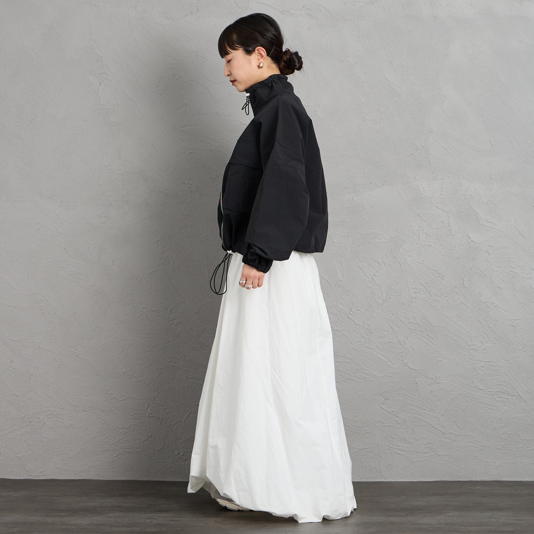 nenom [ネノム] ドローコード付 ハイネック ナイロンショートブルゾン [NE26312011] 09 BLACK &&モデル身長：150cm 着用サイズ：F&&