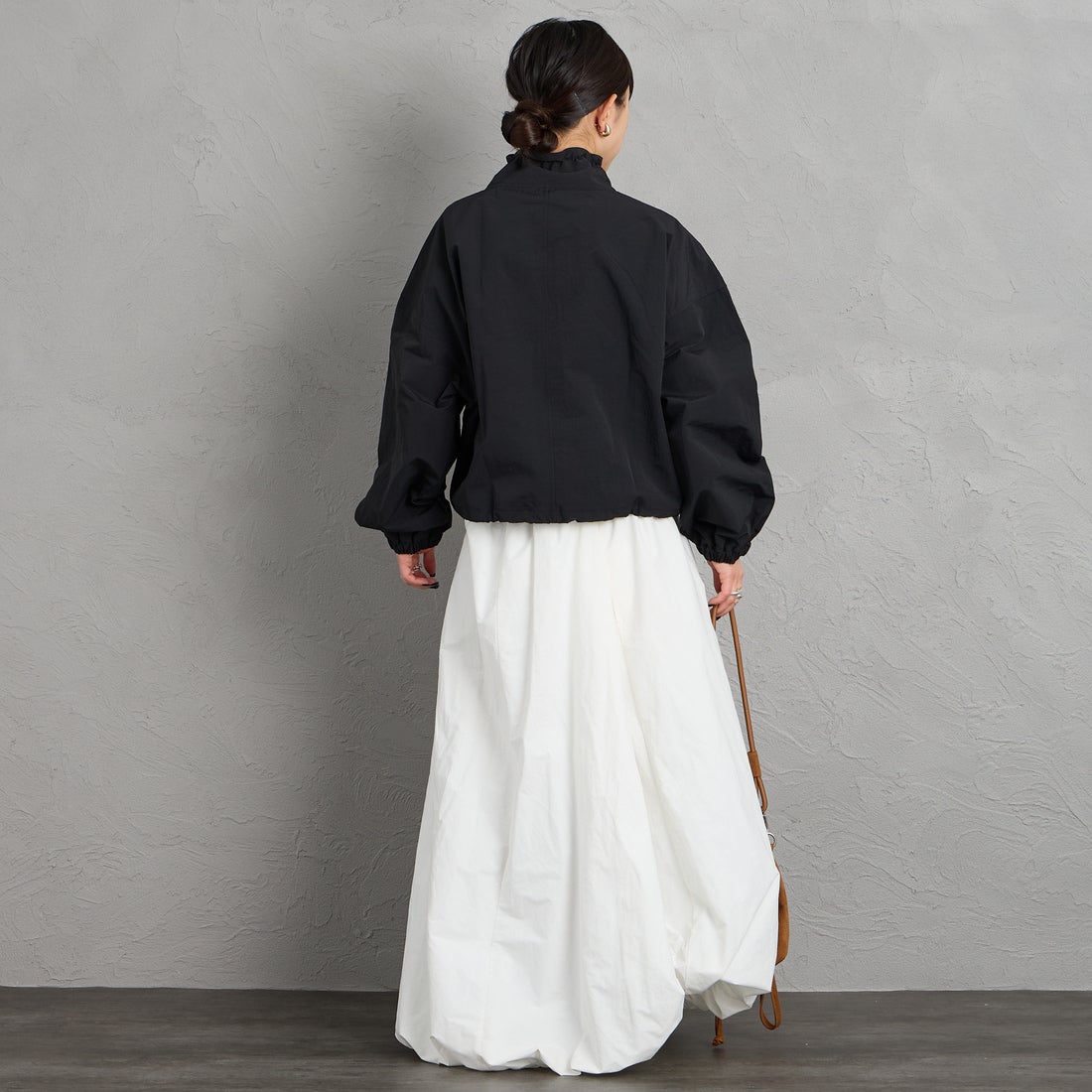 nenom [ネノム] ドローコード付 ハイネック ナイロンショートブルゾン [NE26312011] 09 BLACK &&モデル身長：150cm 着用サイズ：F&&