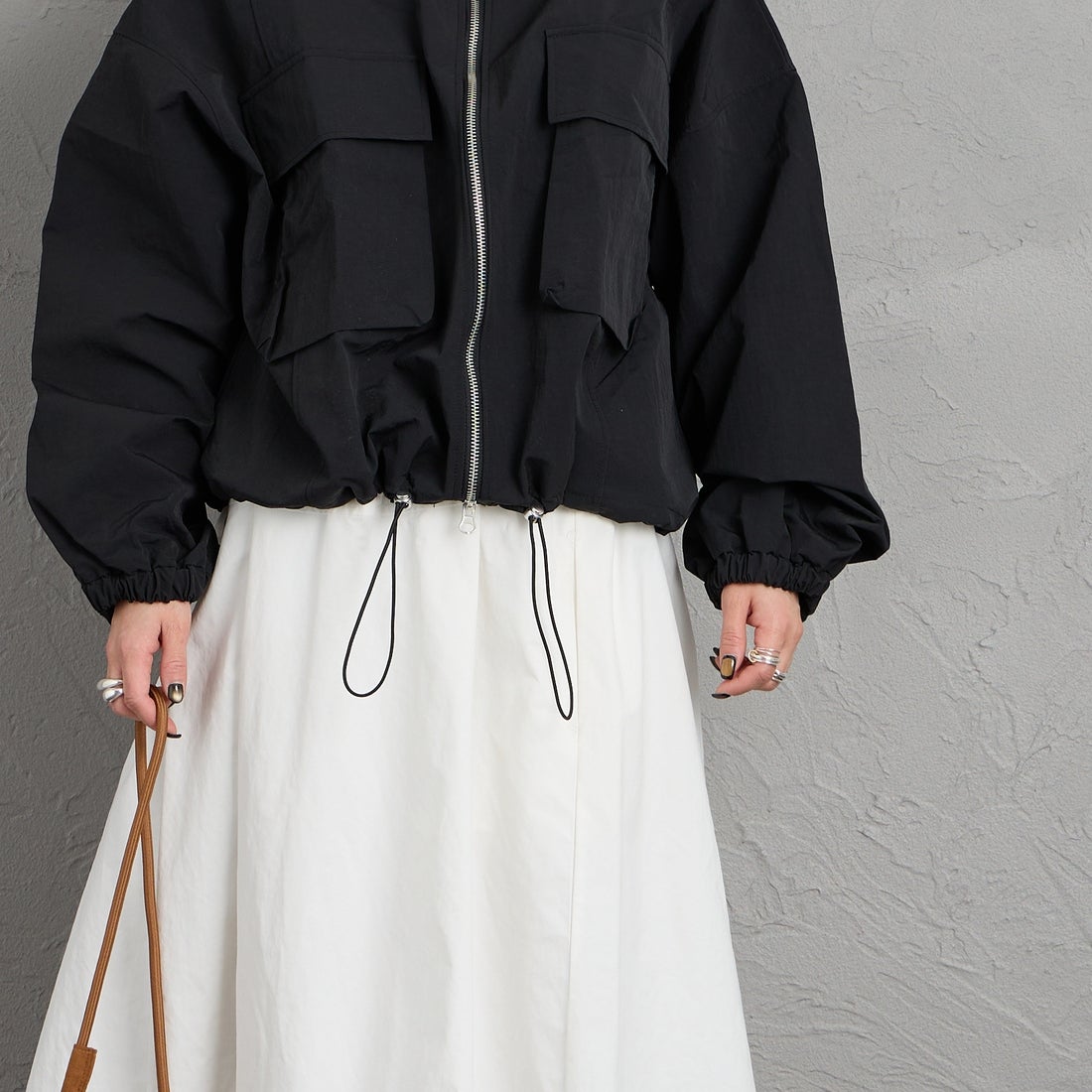 nenom [ネノム] ドローコード付 ハイネック ナイロンショートブルゾン [NE26312011] 09 BLACK &&モデル身長：150cm 着用サイズ：F&&