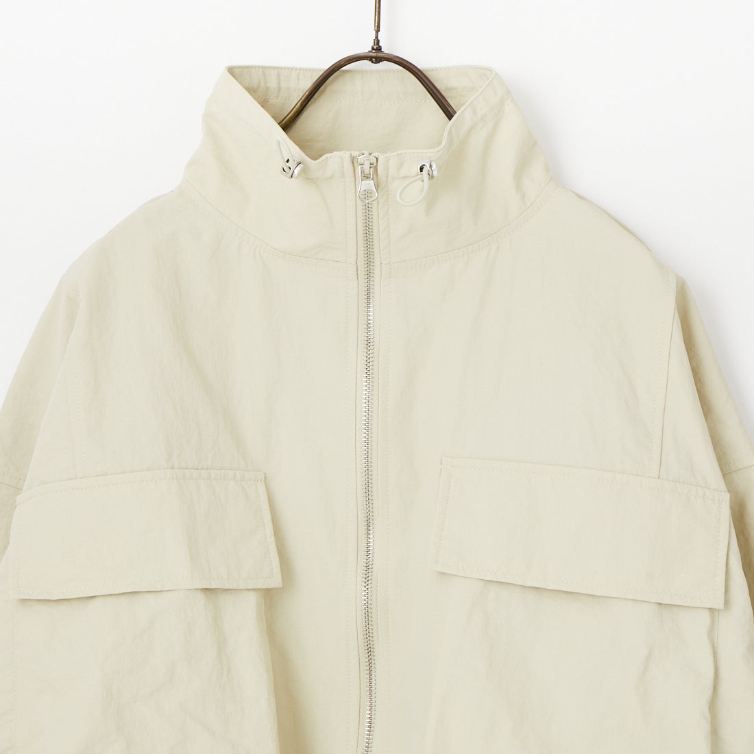 nenom [ネノム] ドローコード付 ハイネック ナイロンショートブルゾン [NE26312011] 21 IVORY &&モデル身長：150cm 着用サイズ：F&&