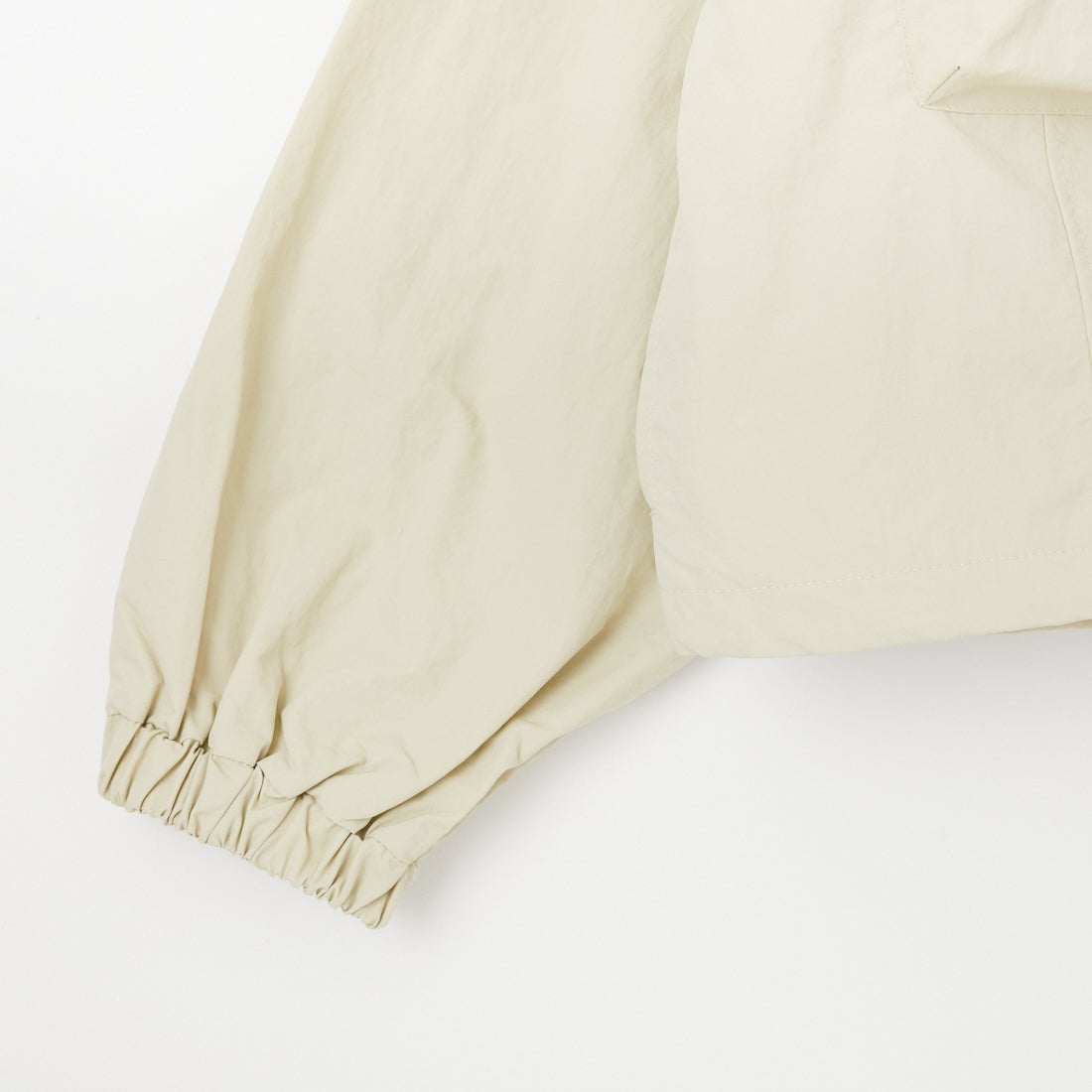 nenom [ネノム] ドローコード付 ハイネック ナイロンショートブルゾン [NE26312011] 21 IVORY &&モデル身長：150cm 着用サイズ：F&&