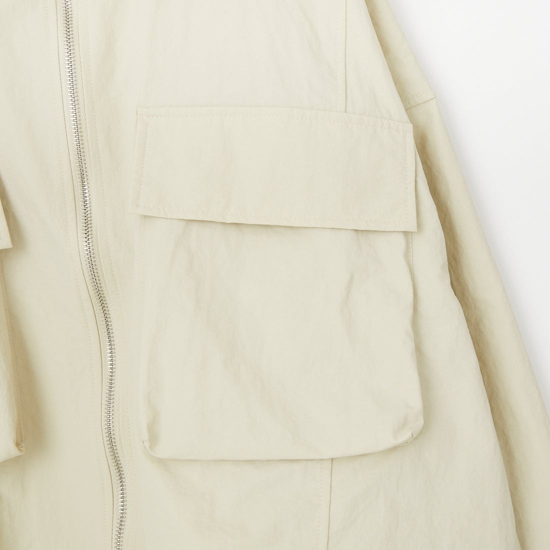 nenom [ネノム] ドローコード付 ハイネック ナイロンショートブルゾン [NE26312011] 21 IVORY &&モデル身長：150cm 着用サイズ：F&&