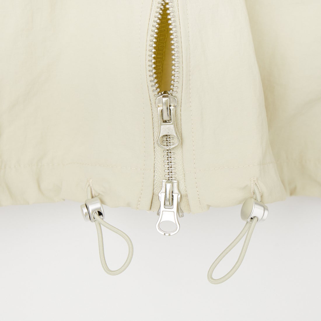 nenom [ネノム] ドローコード付 ハイネック ナイロンショートブルゾン [NE26312011] 21 IVORY &&モデル身長：150cm 着用サイズ：F&&