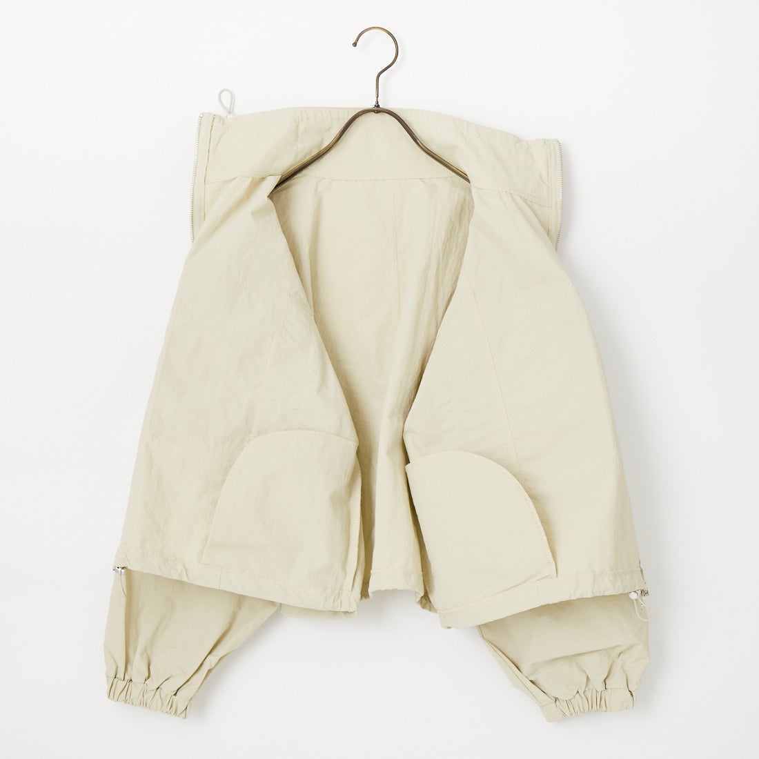 nenom [ネノム] ドローコード付 ハイネック ナイロンショートブルゾン [NE26312011] 21 IVORY &&モデル身長：150cm 着用サイズ：F&&