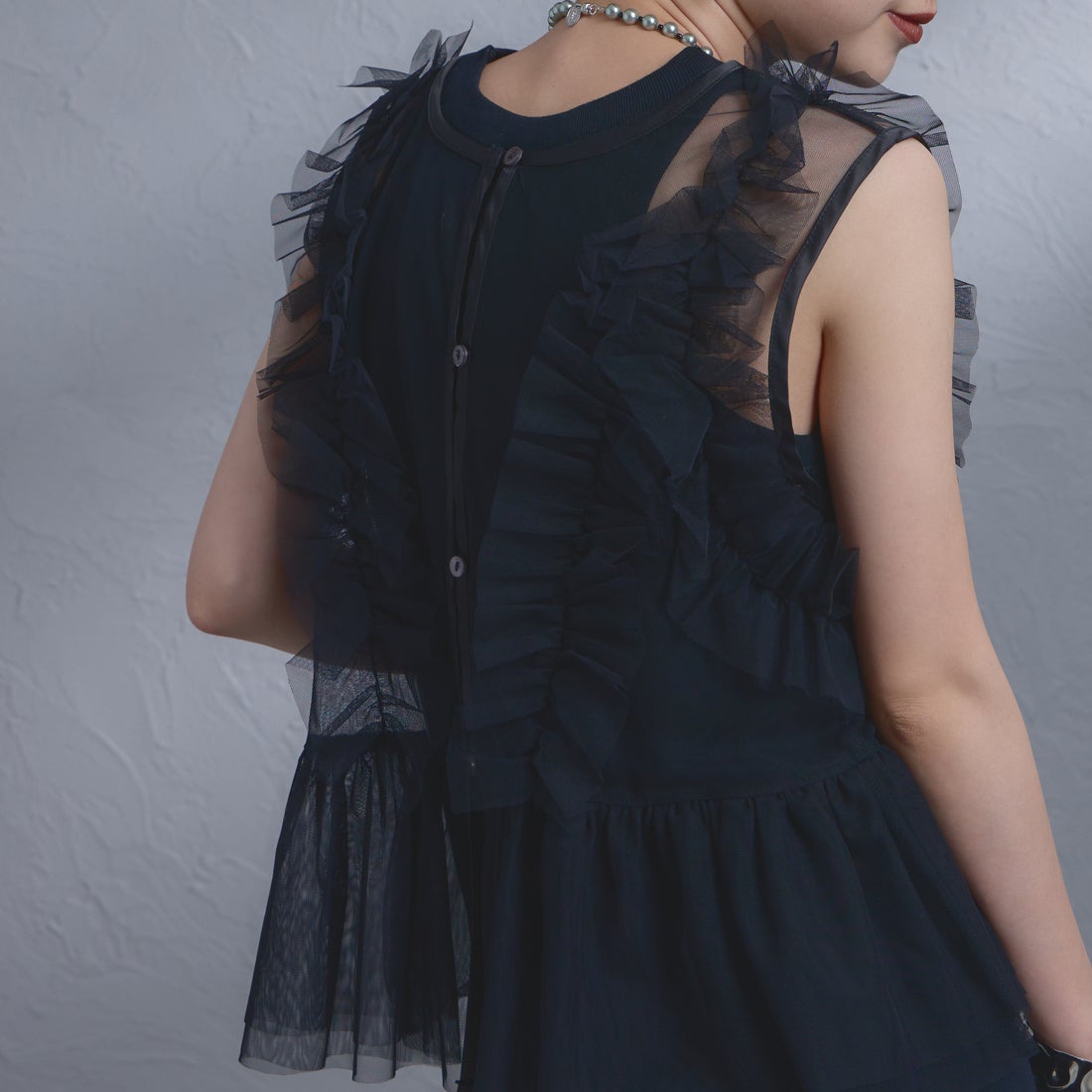 nenom [ネノム] マルチWAY チュールベスト [NE26312006] 09 BLACK &&モデル身長：150cm 着用サイズ：F&&