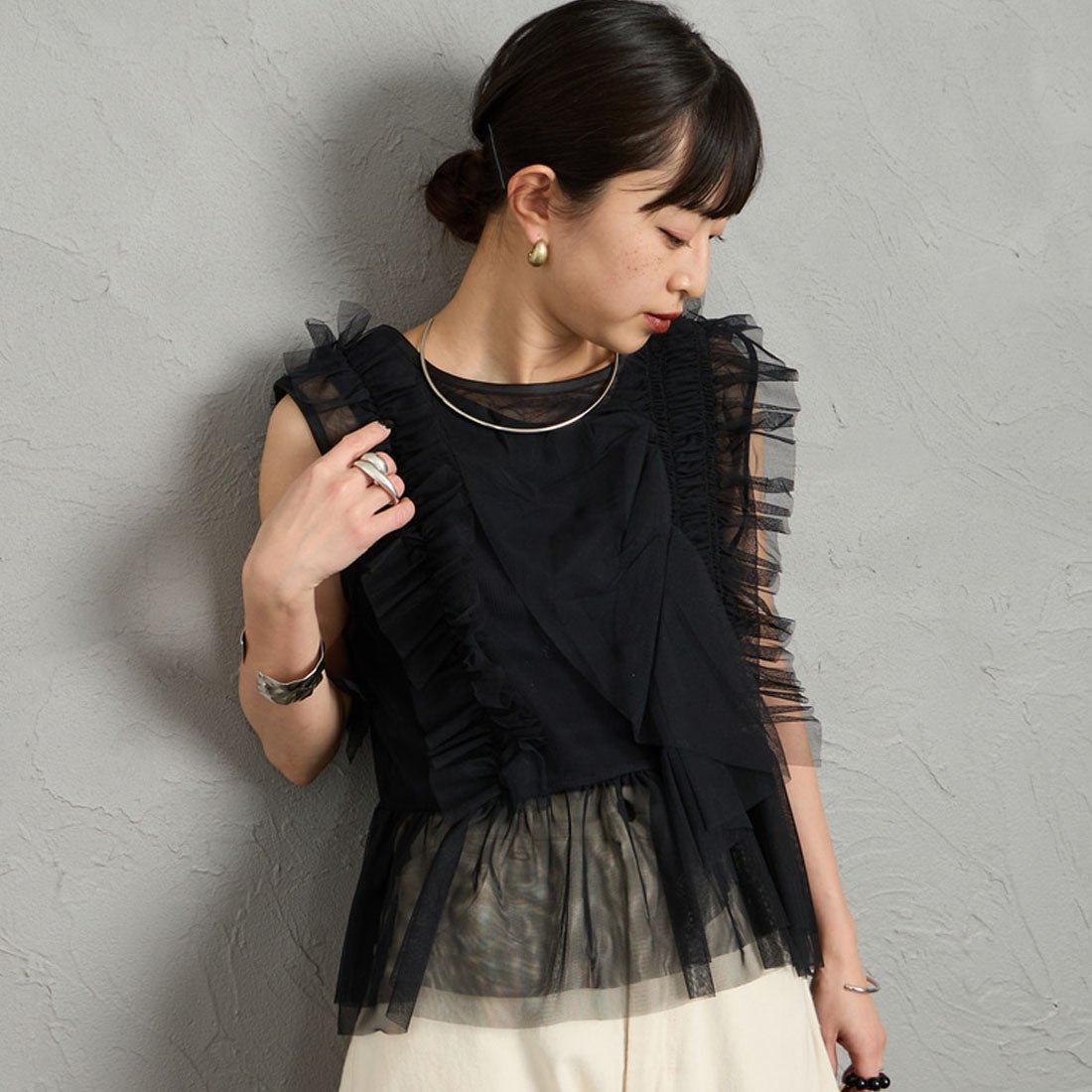 nenom [ネノム] マルチWAY チュールベスト [NE26312006] 09 BLACK &&モデル身長：150cm 着用サイズ：F&&