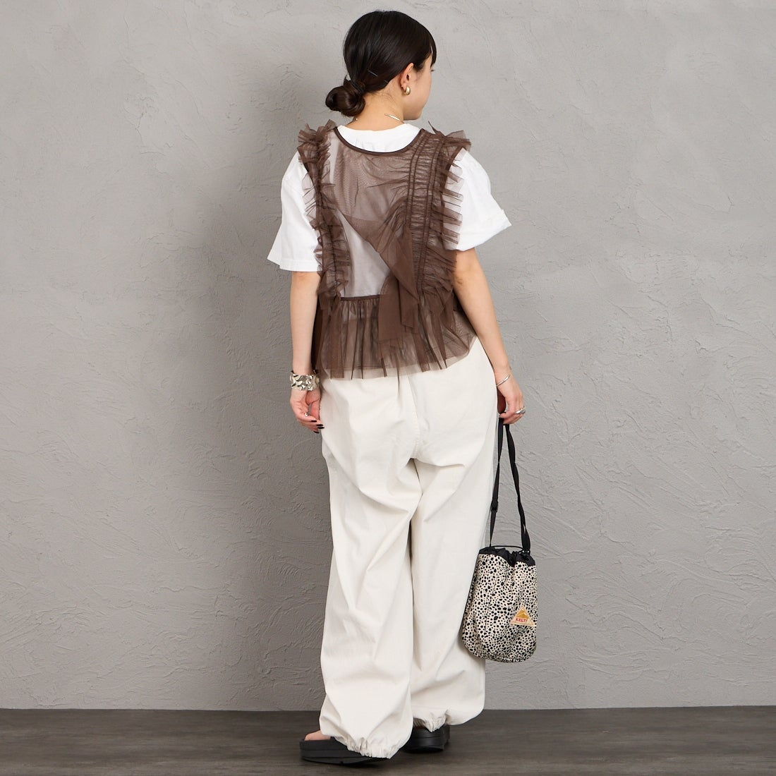 nenom [ネノム] マルチWAY チュールベスト [NE26312006] 28 BROWN &&モデル身長：150cm 着用サイズ：F&&