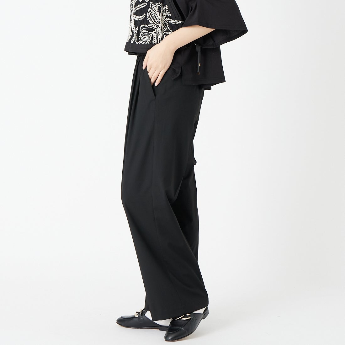 Jeans Factory Clothes [ジーンズ 31 BEIGEファクトリークローズ] センタープレスイージーフレアーパンツ [IN20-PT-6] 16 BLACK &&モデル身長：162cm 着用サイズ：S&&