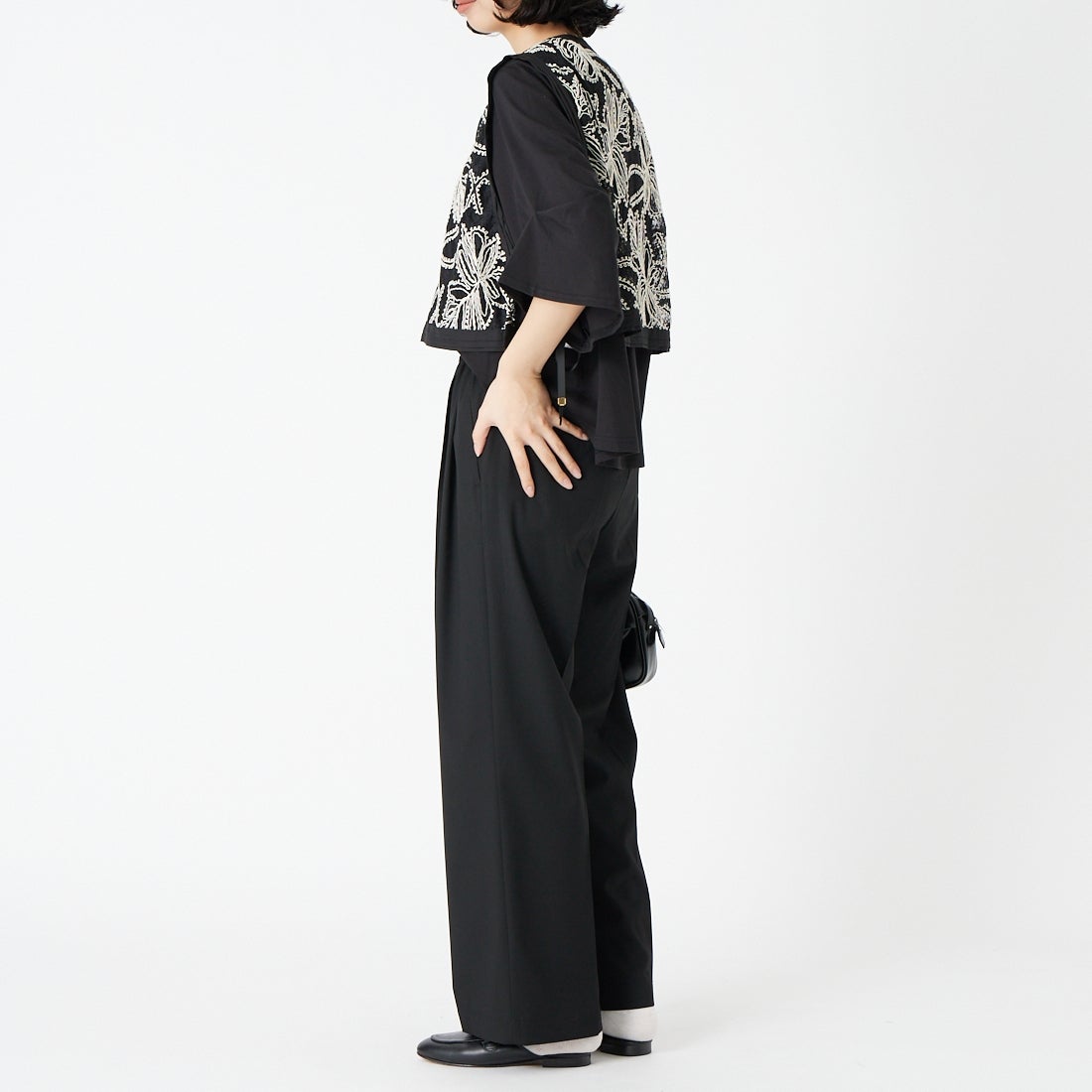 Jeans Factory Clothes [ジーンズ 31 BEIGEファクトリークローズ] センタープレスイージーフレアーパンツ [IN20-PT-6] 16 BLACK &&モデル身長：162cm 着用サイズ：S&&