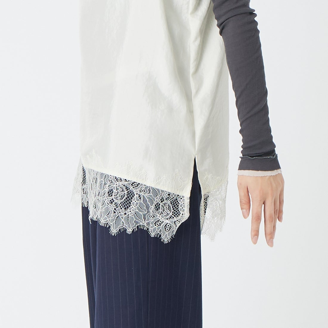CLOCHE [クロシェ] サテン風レースキャミソール [61285710] ｵﾌ &&モデル身長：162cm 着用サイズ：2&&