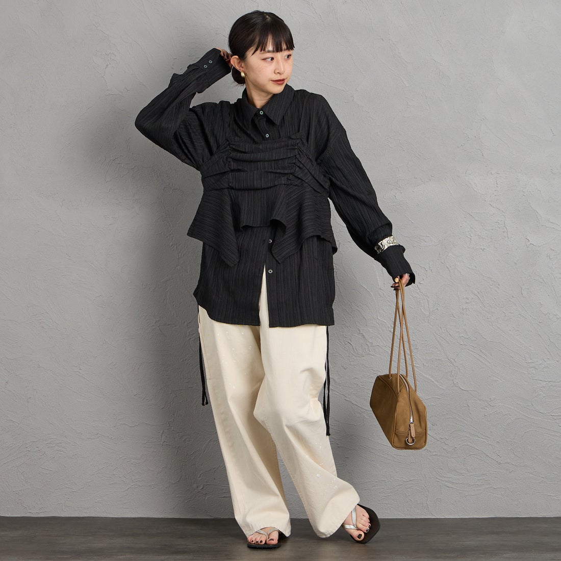 nenom [ネノム] マルチWAY ビスチェセットシャツ [NE26312005] 09 BLACK &&モデル身長：150cm 着用サイズ：F&&