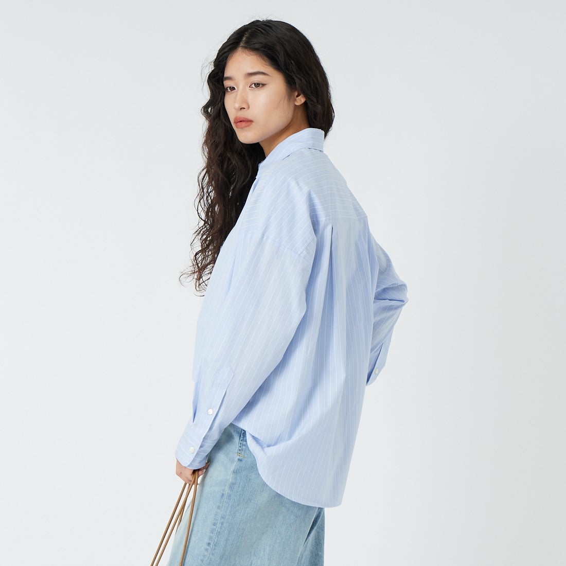MICA&DEAL [マイカアンドディール] ポプリンストライプオーバーシャツ [0126101009] BLUE &&モデル身長：162cm 着用サイズ：F&&