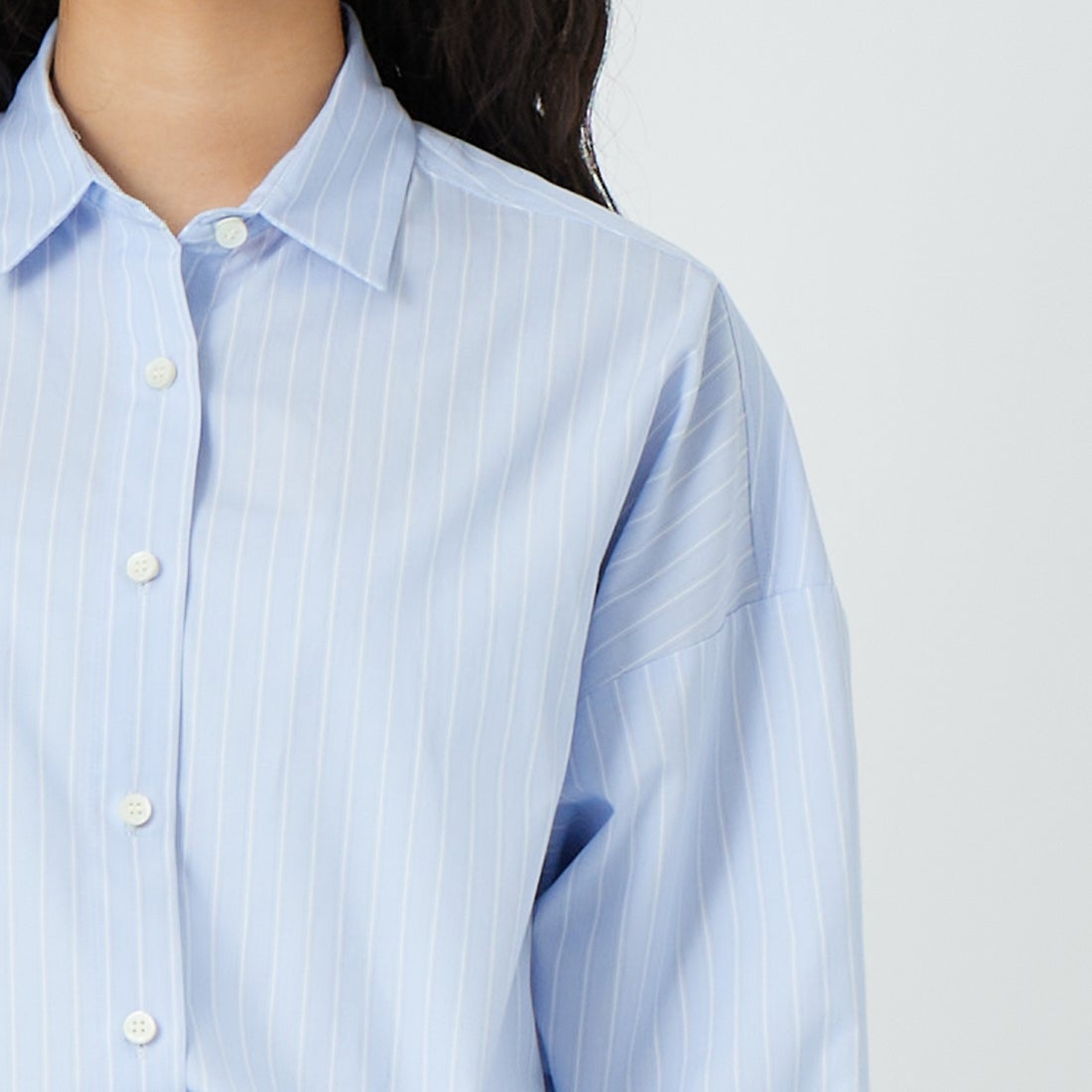 MICA&DEAL [マイカアンドディール] ポプリンストライプオーバーシャツ [0126101009] BLUE &&モデル身長：162cm 着用サイズ：F&&