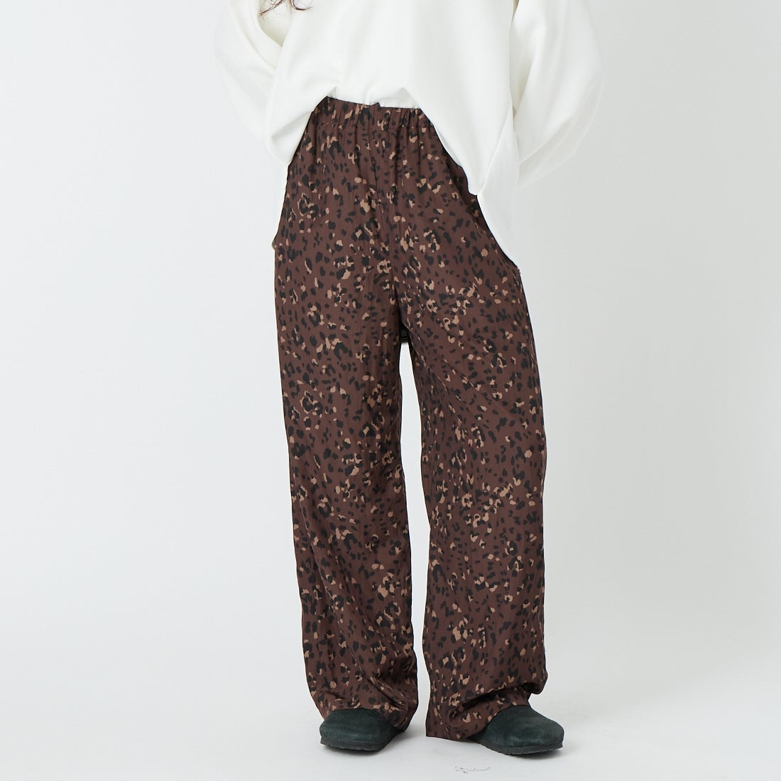 MICA&DEAL [マイカアンドディール] プリントデシンパンツ [0126103032] BROWN &&モデル身長：162cm 着用サイズ：F&&