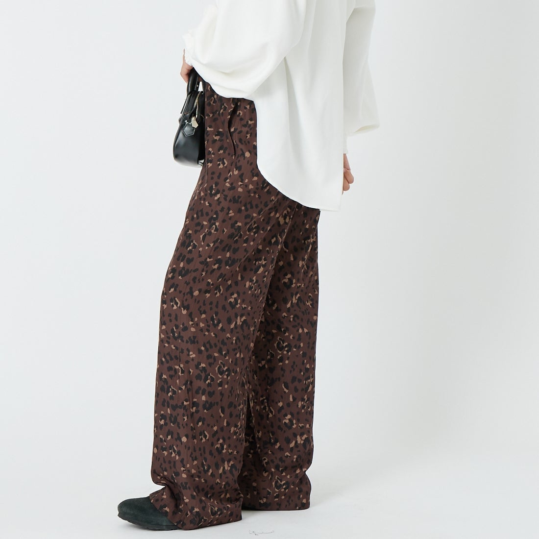 MICA&DEAL [マイカアンドディール] プリントデシンパンツ [0126103032] BROWN &&モデル身長：162cm 着用サイズ：F&&